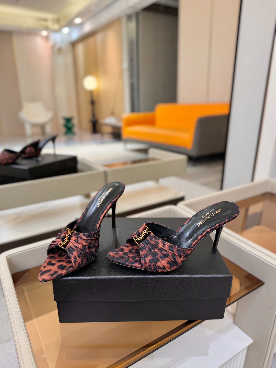YSL「SAINT LAURENT*」 夏季新品 尖头优雅大气高跟拖鞋 —————————— 尖头设计拉长腿部线条, YSL「SAINT LAURENT*」 夏季新品 尖头优雅大气高跟拖鞋 —————————— 尖头设计拉长腿部线条,
