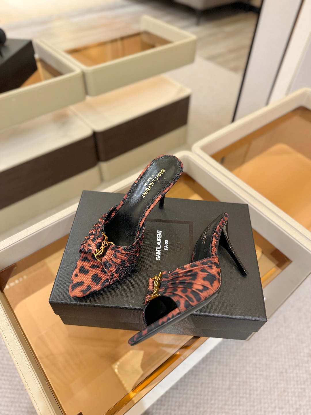 YSL「SAINT LAURENT*」 夏季新品 尖头优雅大气高跟拖鞋 —————————— 尖头设计拉长腿部线条, YSL「SAINT LAURENT*」 夏季新品 尖头优雅大气高跟拖鞋 —————————— 尖头设计拉长腿部线条,