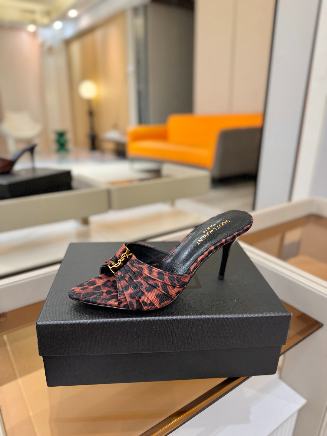 YSL「SAINT LAURENT*」  夏季新品 尖头优雅大气高跟拖鞋 ——————————  尖头设计拉长腿部线条，