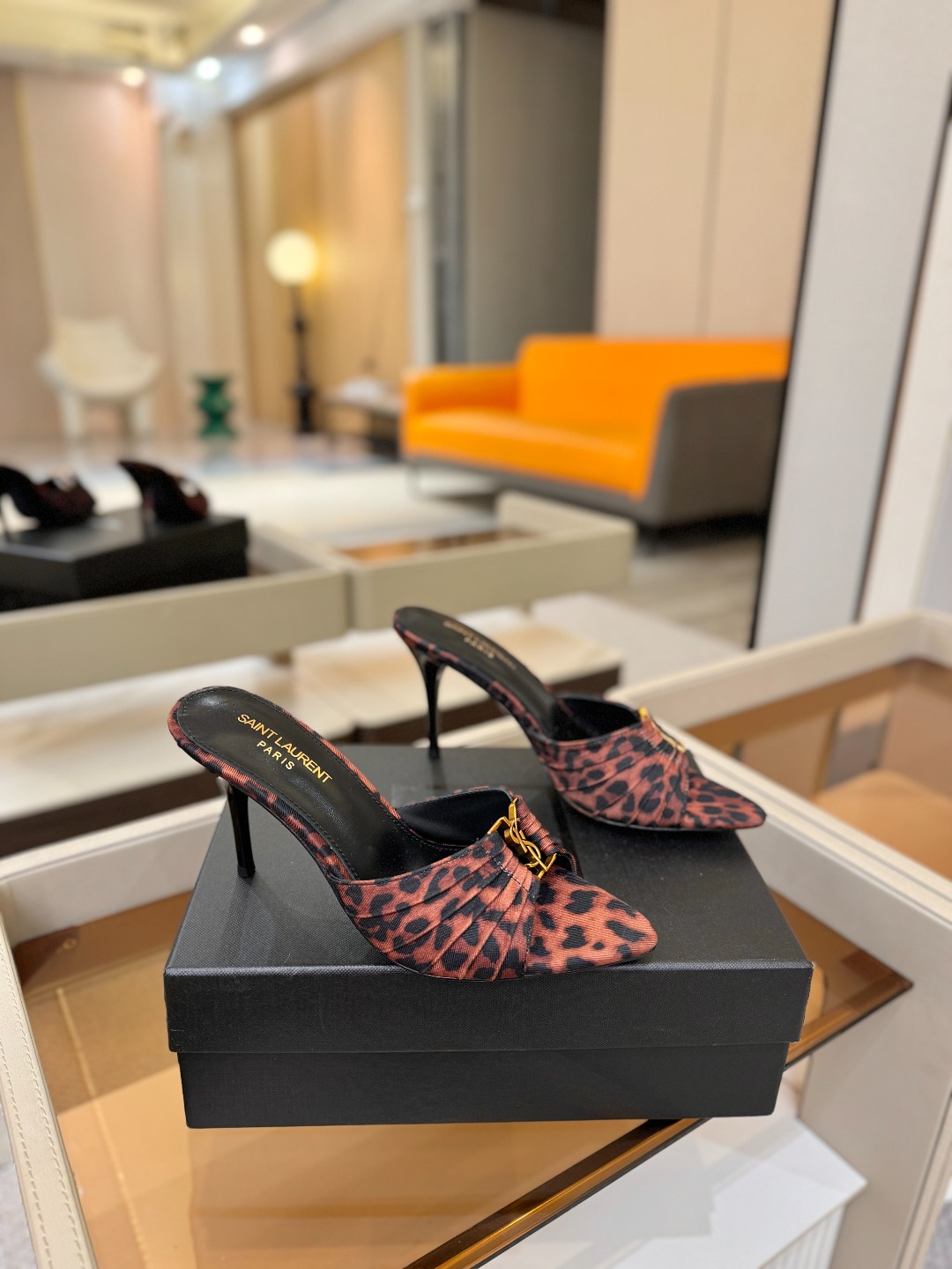 YSL「SAINT LAURENT*」 夏季新品 尖头优雅大气高跟拖鞋 —————————— 尖头设计拉长腿部线条, YSL「SAINT LAURENT*」 夏季新品 尖头优雅大气高跟拖鞋 —————————— 尖头设计拉长腿部线条,