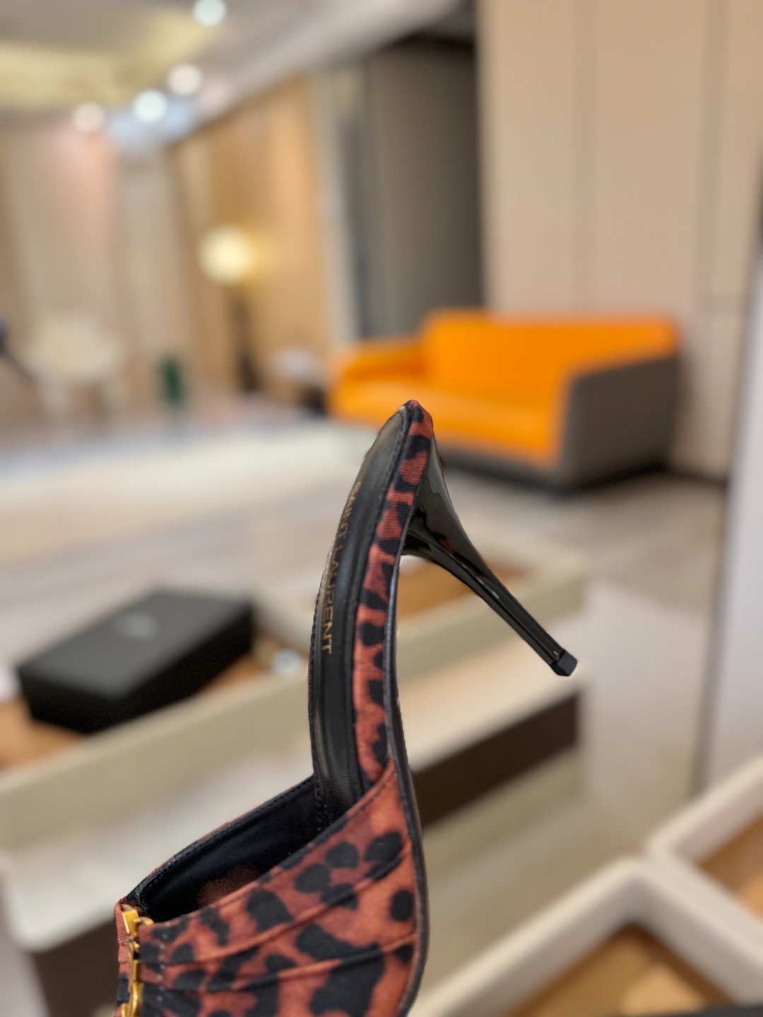 YSL「SAINT LAURENT*」 夏季新品 尖头优雅大气高跟拖鞋 —————————— 尖头设计拉长腿部线条, YSL「SAINT LAURENT*」 夏季新品 尖头优雅大气高跟拖鞋 —————————— 尖头设计拉长腿部线条,