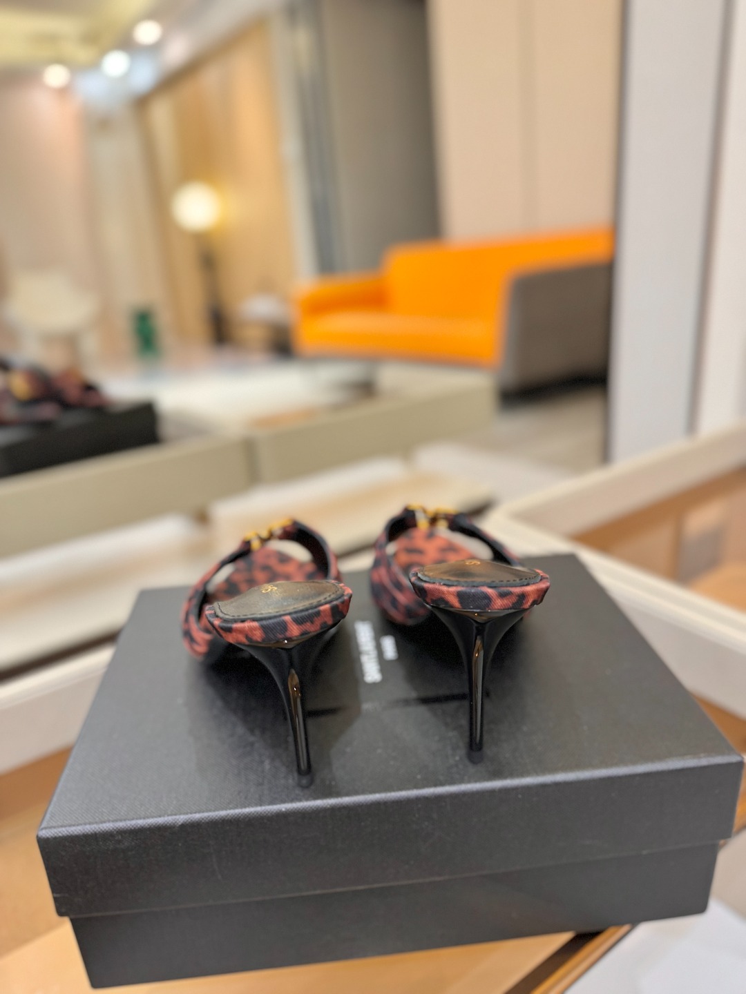 YSL「SAINT LAURENT*」 夏季新品 尖头优雅大气高跟拖鞋 —————————— 尖头设计拉长腿部线条, YSL「SAINT LAURENT*」 夏季新品 尖头优雅大气高跟拖鞋 —————————— 尖头设计拉长腿部线条,