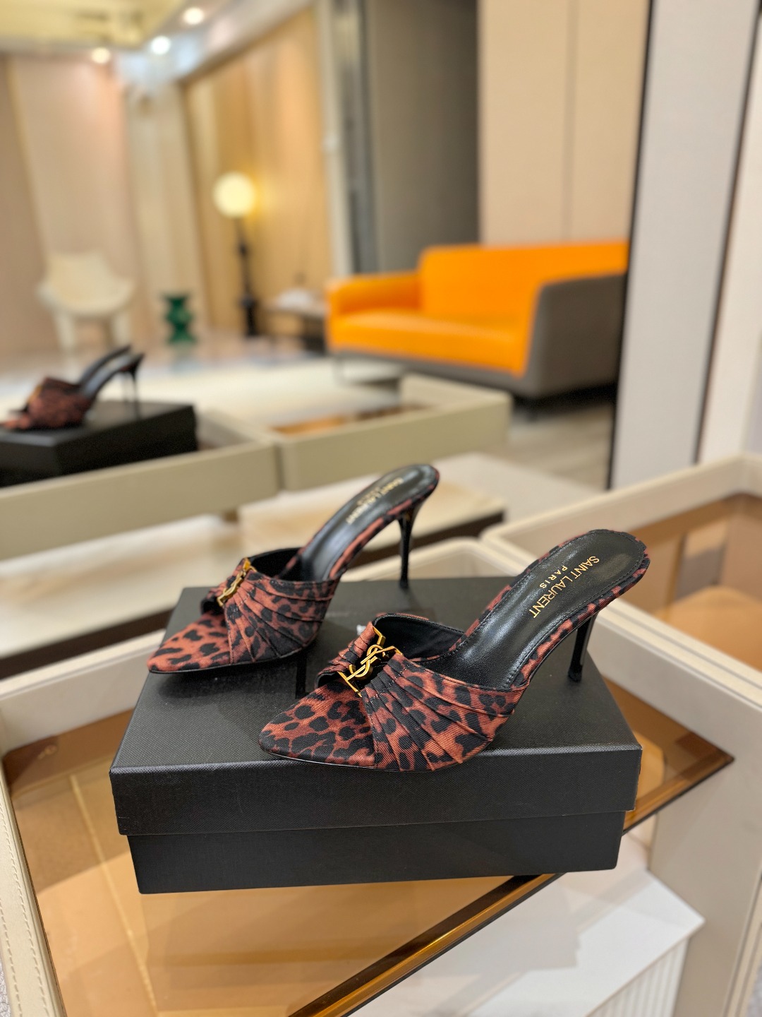YSL「SAINT LAURENT*」 夏季新品 尖头优雅大气高跟拖鞋 —————————— 尖头设计拉长腿部线条, YSL「SAINT LAURENT*」 夏季新品 尖头优雅大气高跟拖鞋 —————————— 尖头设计拉长腿部线条,