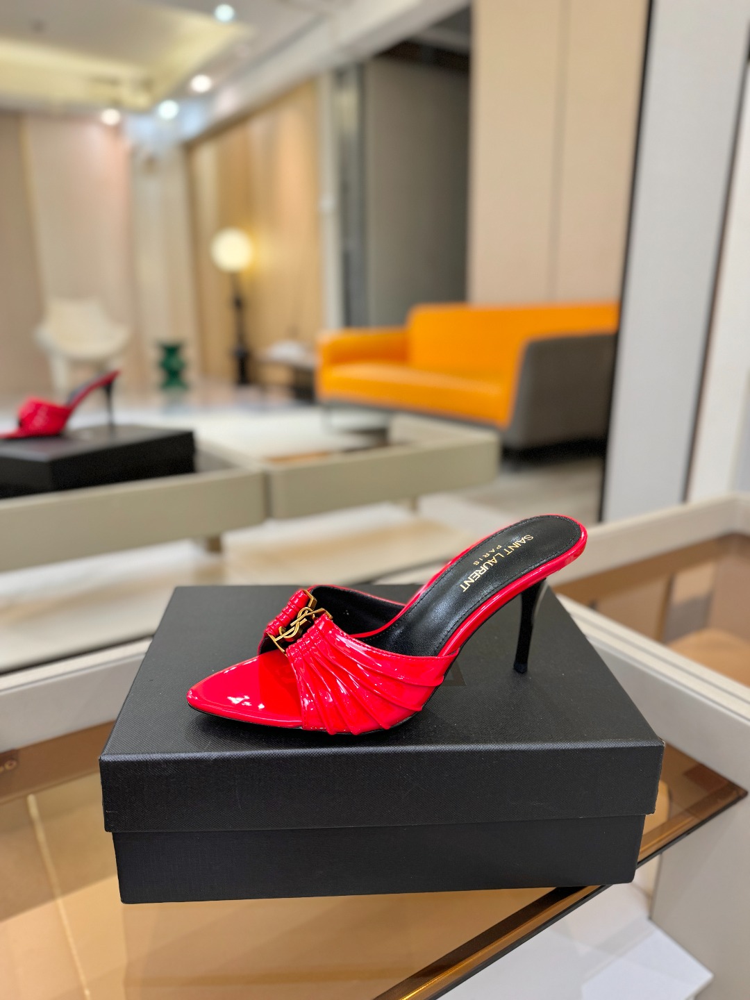 YSL「SAINT LAURENT*」  夏季新品 尖头优雅大气高跟拖鞋 ——————————  尖头设计拉长腿部线条，