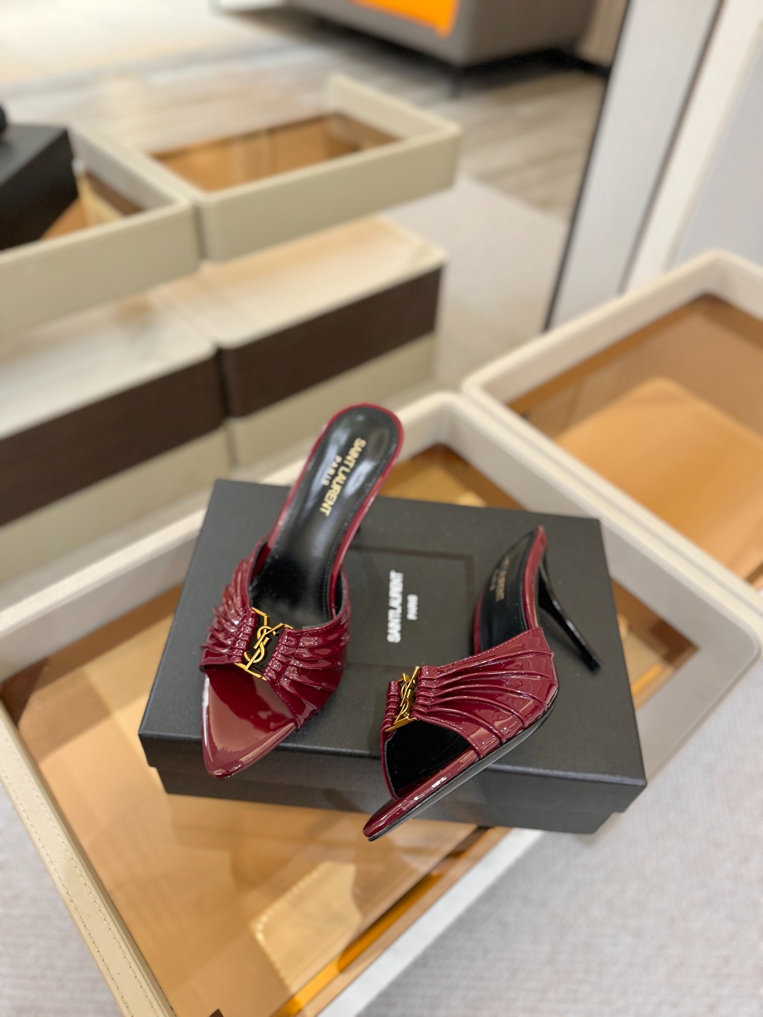 YSL「SAINT LAURENT*」 夏季新品 尖头优雅大气高跟拖鞋 —————————— 尖头设计拉长腿部线条, YSL「SAINT LAURENT*」 夏季新品 尖头优雅大气高跟拖鞋 —————————— 尖头设计拉长腿部线条,