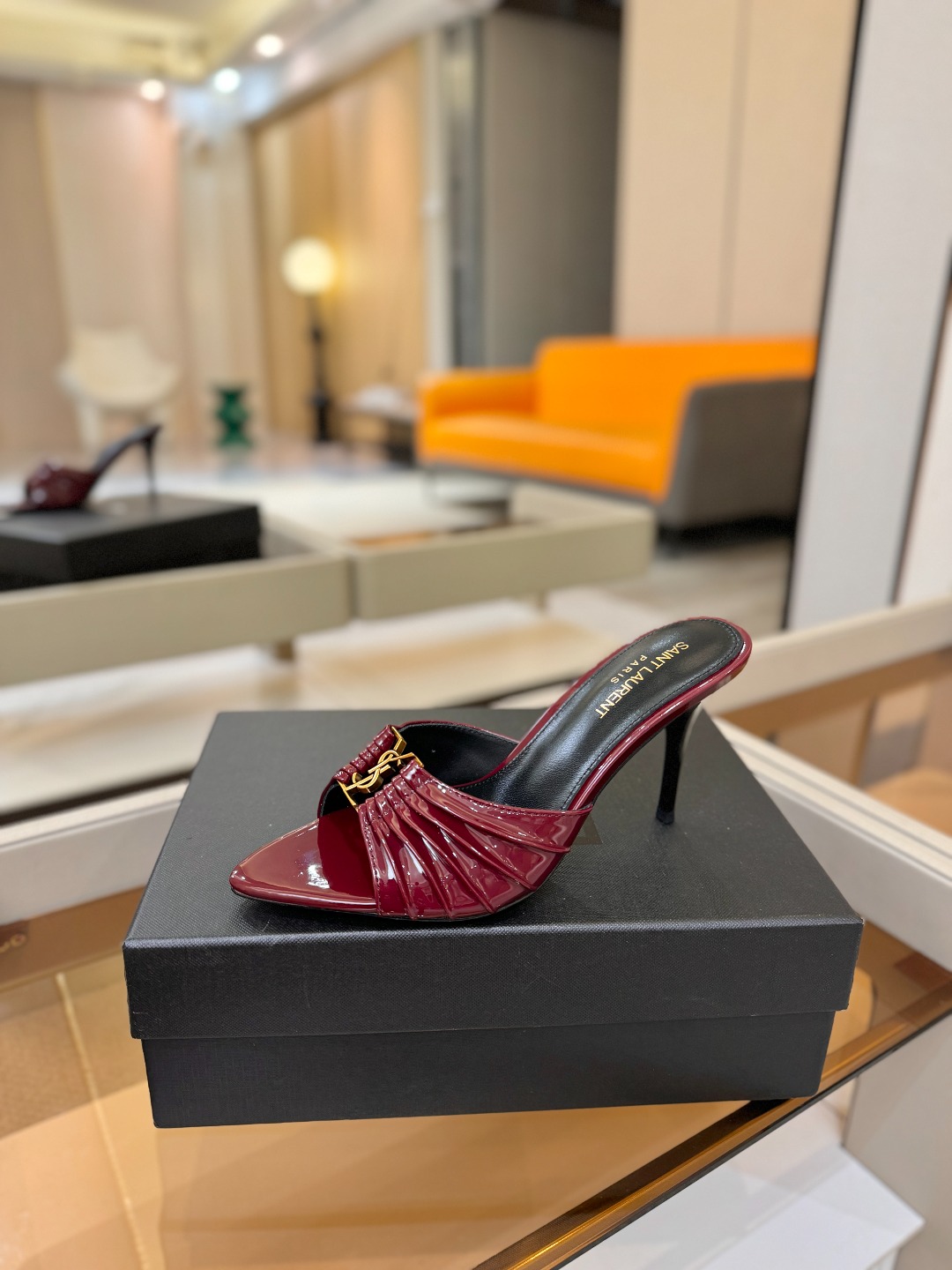 YSL「SAINT LAURENT*」  夏季新品 尖头优雅大气高跟拖鞋 ——————————  尖头设计拉长腿部线条，