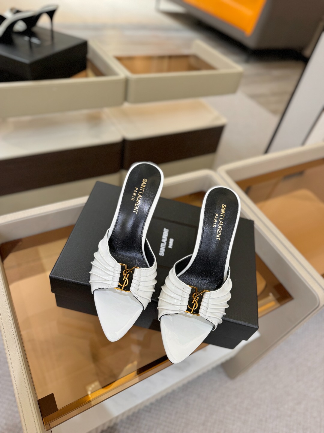 YSL「SAINT LAURENT*」 夏季新品 尖头优雅大气高跟拖鞋 —————————— 尖头设计拉长腿部线条, YSL「SAINT LAURENT*」 夏季新品 尖头优雅大气高跟拖鞋 —————————— 尖头设计拉长腿部线条,