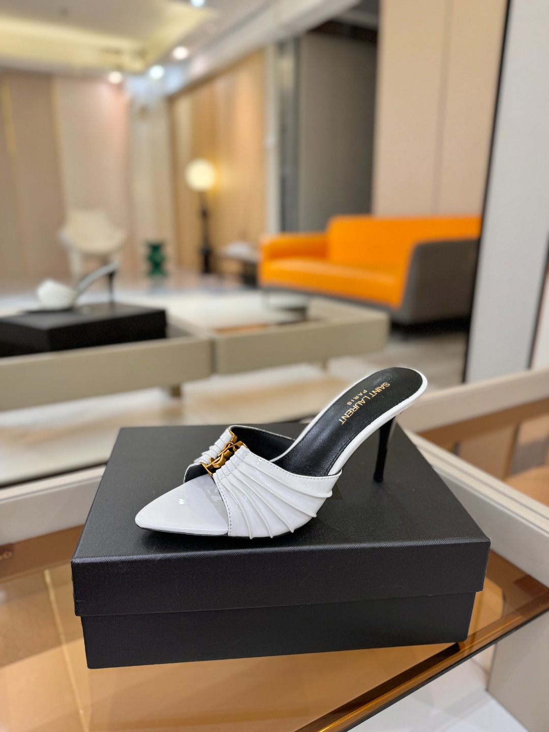 YSL「SAINT LAURENT*」  夏季新品 尖头优雅大气高跟拖鞋 ——————————  尖头设计拉长腿部线条，