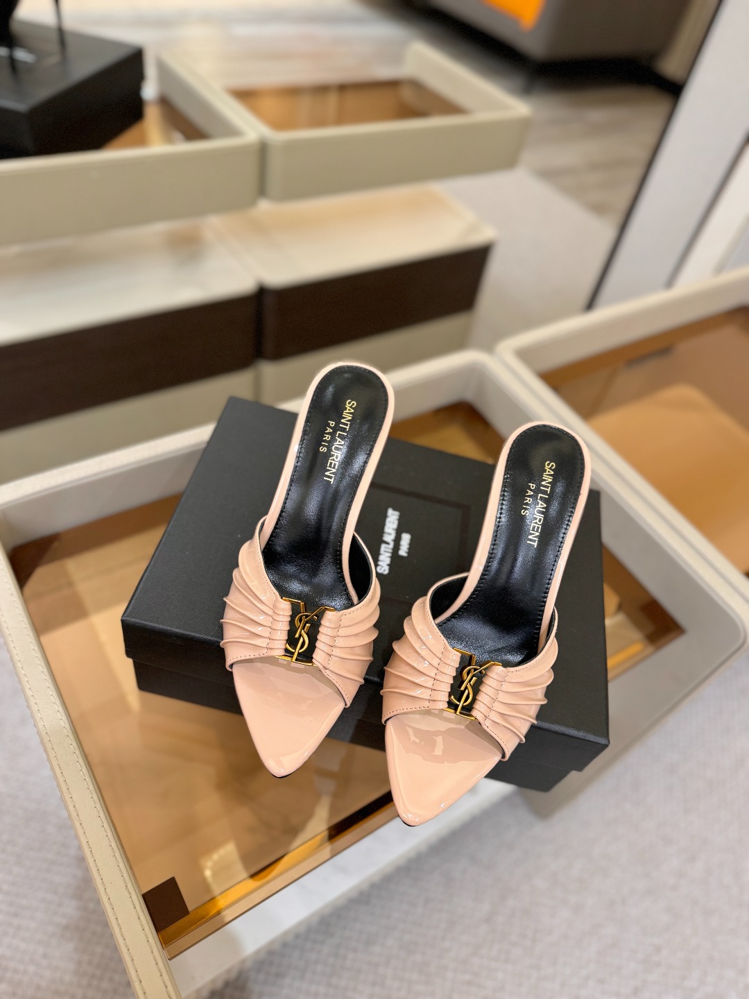 YSL「SAINT LAURENT*」  夏季新品 尖头优雅大气高跟拖鞋 ——————————  尖头设计拉长腿部线条，