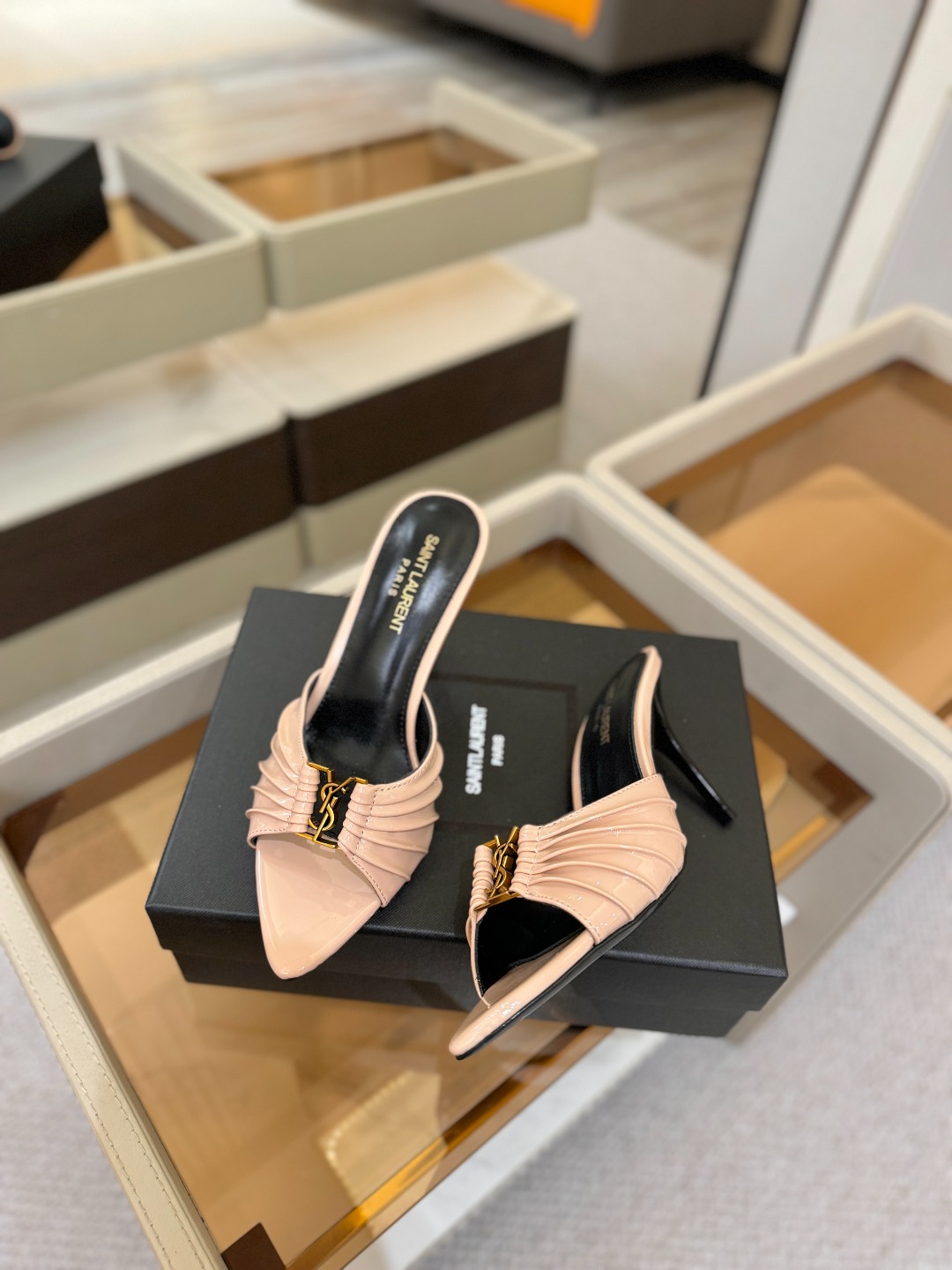 YSL「SAINT LAURENT*」  夏季新品 尖头优雅大气高跟拖鞋 ——————————  尖头设计拉长腿部线条，
