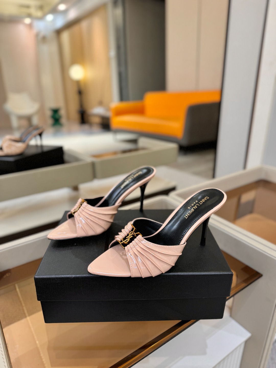 YSL「SAINT LAURENT*」  夏季新品 尖头优雅大气高跟拖鞋 ——————————  尖头设计拉长腿部线条，