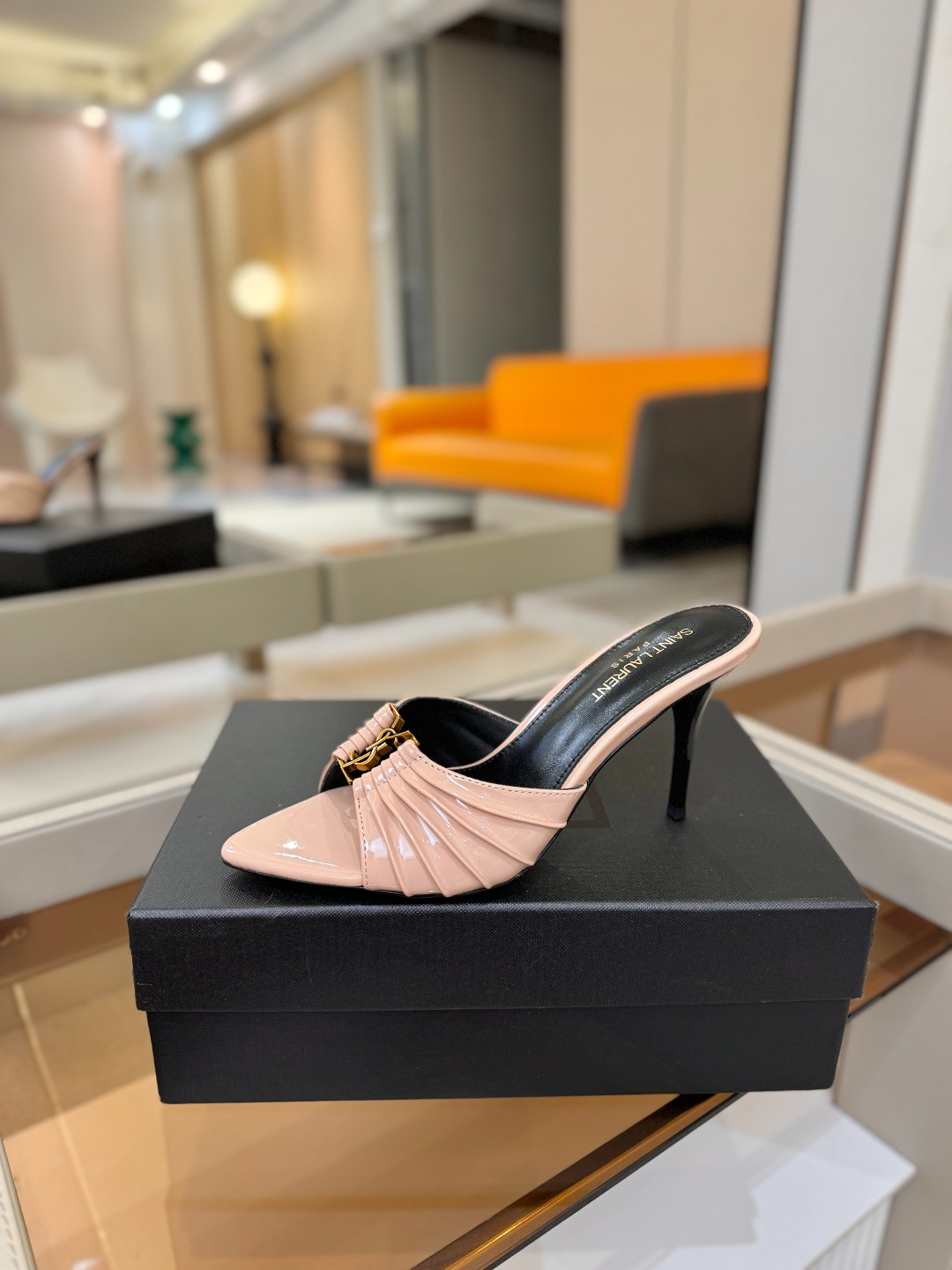 YSL「SAINT LAURENT*」  夏季新品 尖头优雅大气高跟拖鞋 ——————————  尖头设计拉长腿部线条，