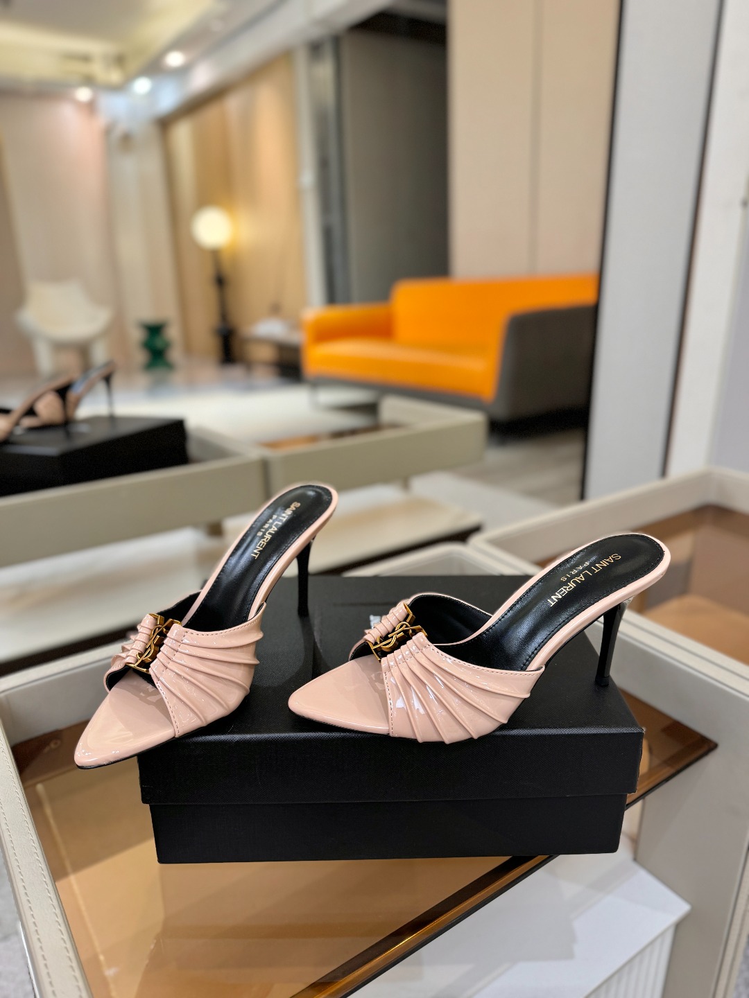 YSL「SAINT LAURENT*」  夏季新品 尖头优雅大气高跟拖鞋 ——————————  尖头设计拉长腿部线条，
