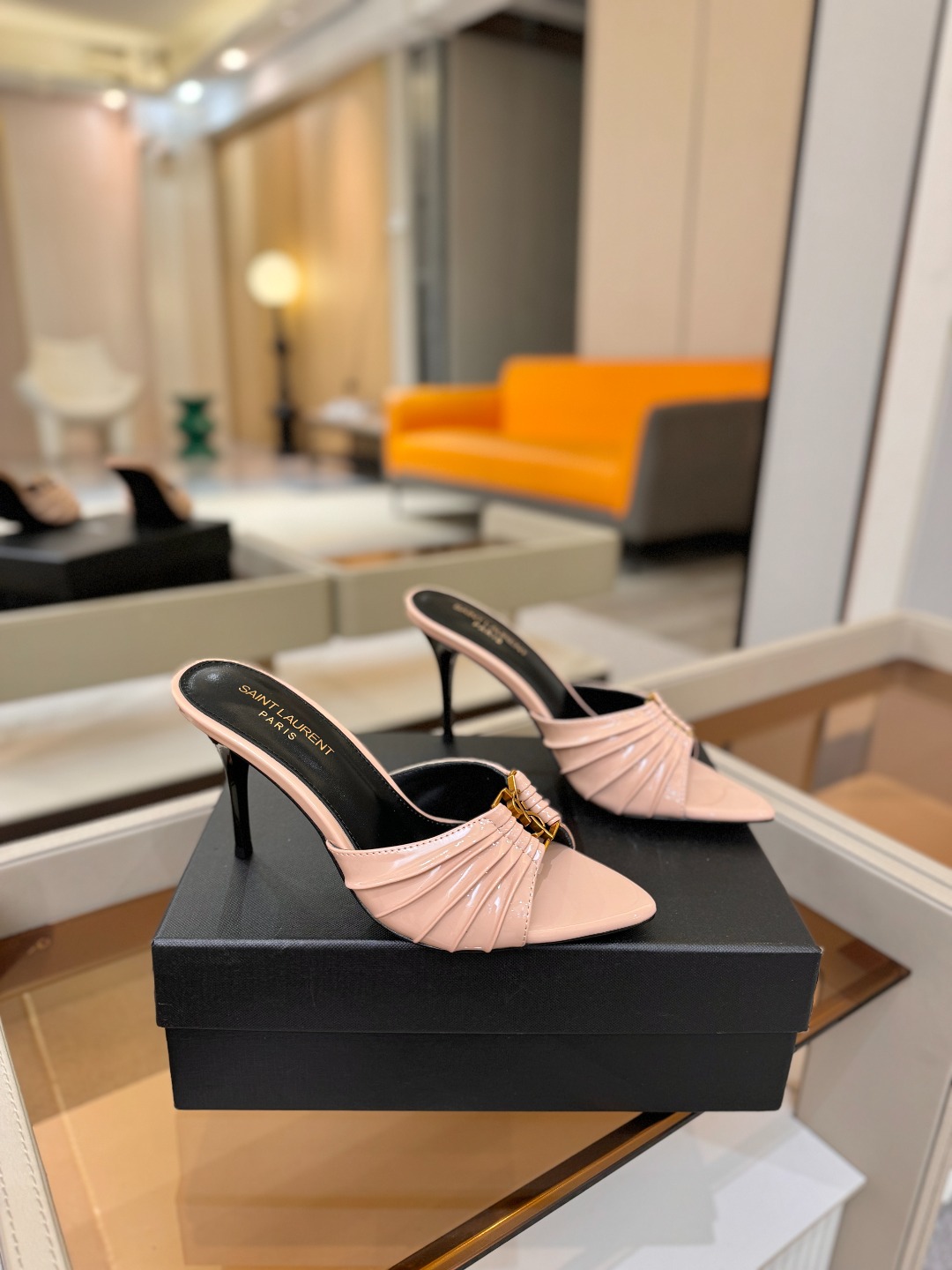 YSL「SAINT LAURENT*」  夏季新品 尖头优雅大气高跟拖鞋 ——————————  尖头设计拉长腿部线条，