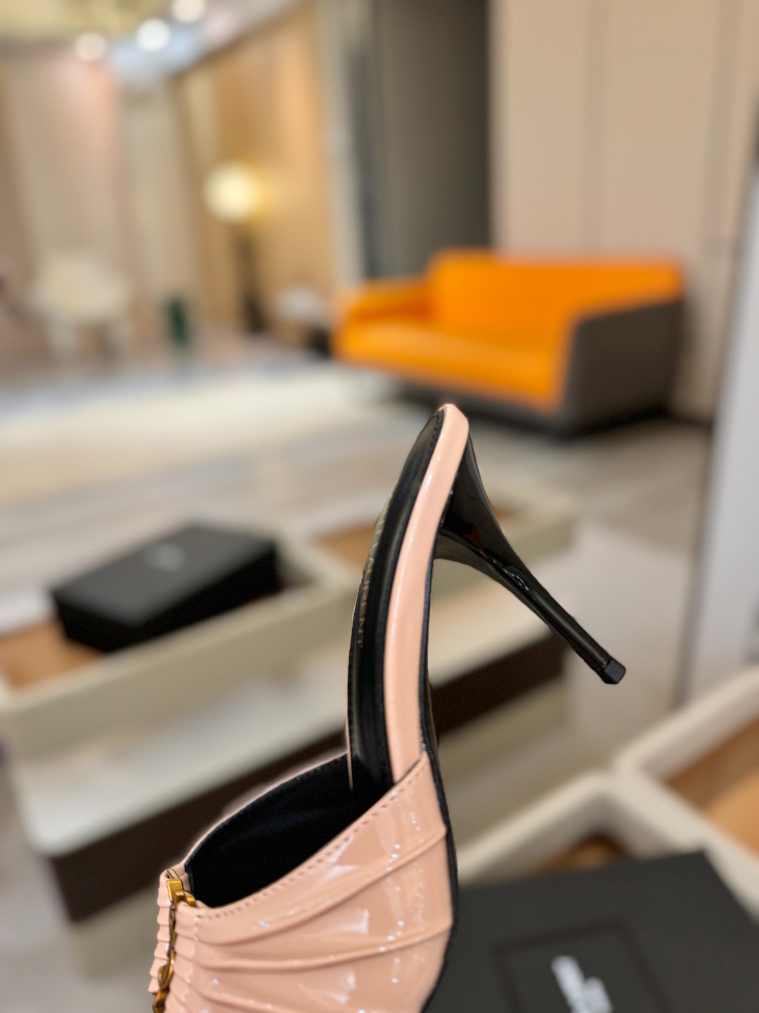 YSL「SAINT LAURENT*」  夏季新品 尖头优雅大气高跟拖鞋 ——————————  尖头设计拉长腿部线条，