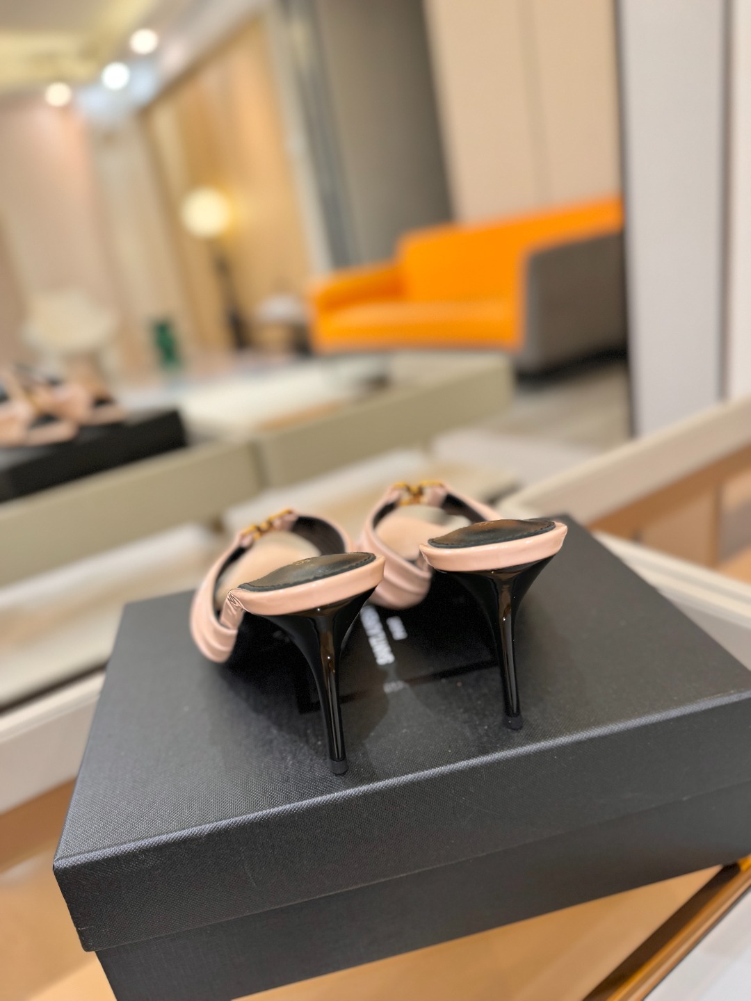 YSL「SAINT LAURENT*」  夏季新品 尖头优雅大气高跟拖鞋 ——————————  尖头设计拉长腿部线条，