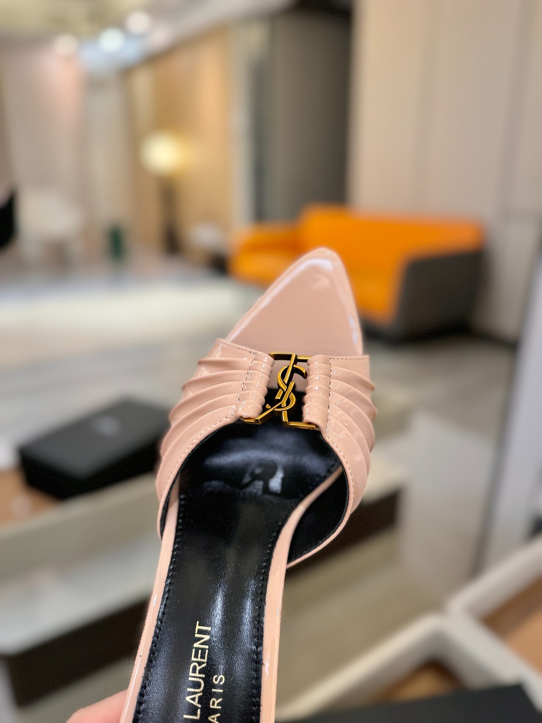 YSL「SAINT LAURENT*」  夏季新品 尖头优雅大气高跟拖鞋 ——————————  尖头设计拉长腿部线条，