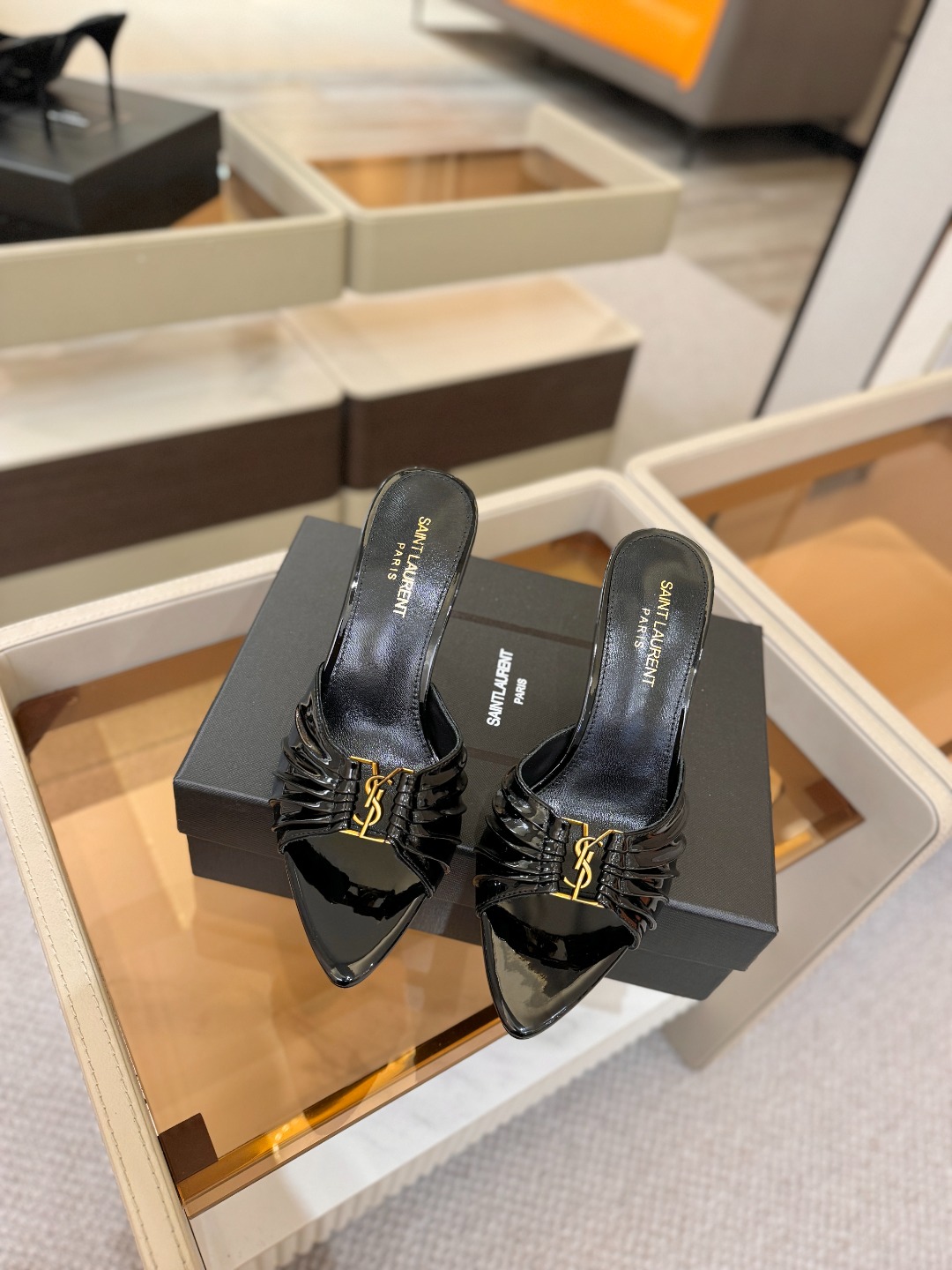 YSL「SAINT LAURENT*」 夏季新品 尖头优雅大气高跟拖鞋 —————————— 尖头设计拉长腿部线条, YSL「SAINT LAURENT*」 夏季新品 尖头优雅大气高跟拖鞋 —————————— 尖头设计拉长腿部线条,