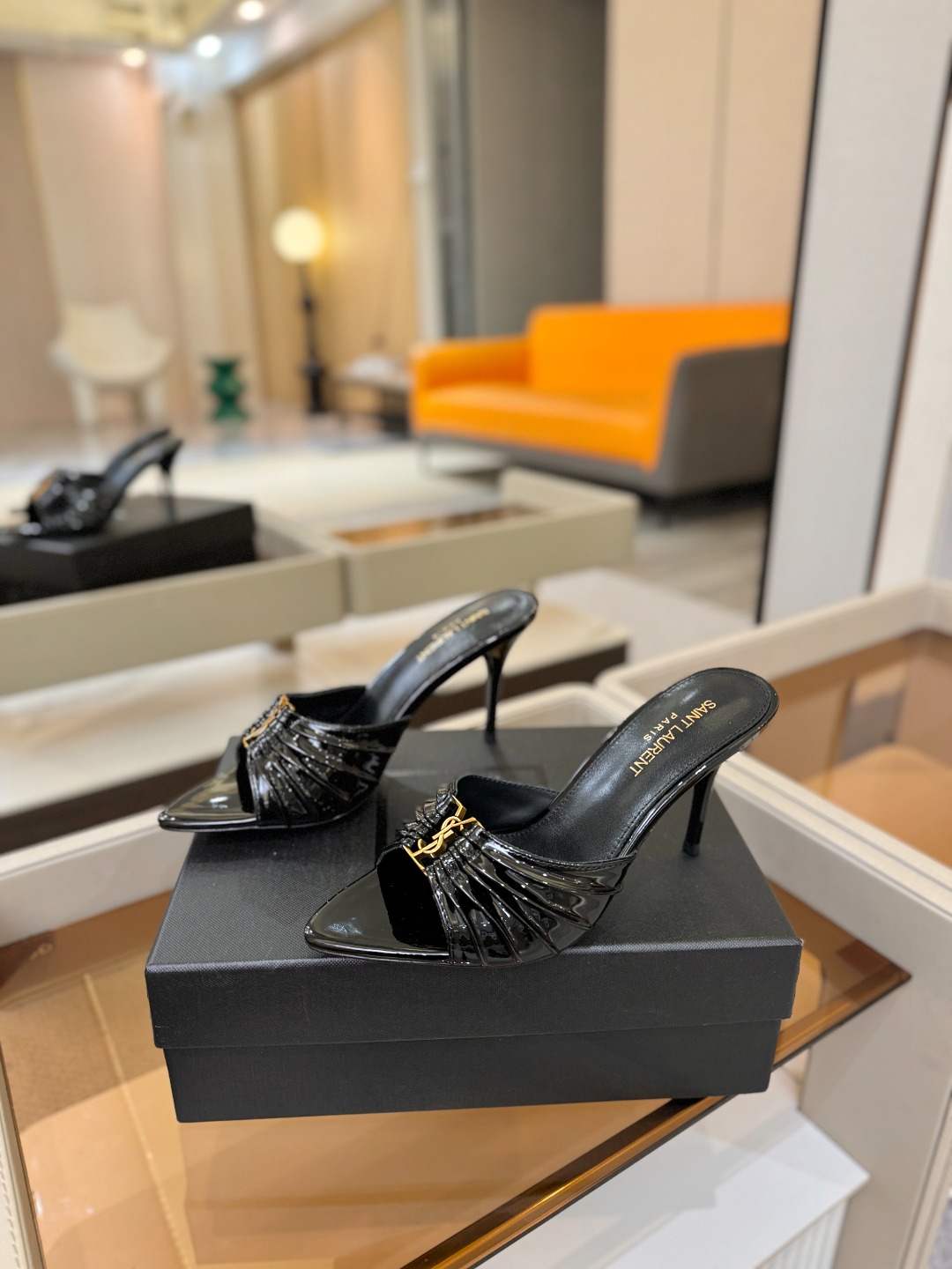 YSL「SAINT LAURENT*」 夏季新品 尖头优雅大气高跟拖鞋 —————————— 尖头设计拉长腿部线条, YSL「SAINT LAURENT*」 夏季新品 尖头优雅大气高跟拖鞋 —————————— 尖头设计拉长腿部线条,