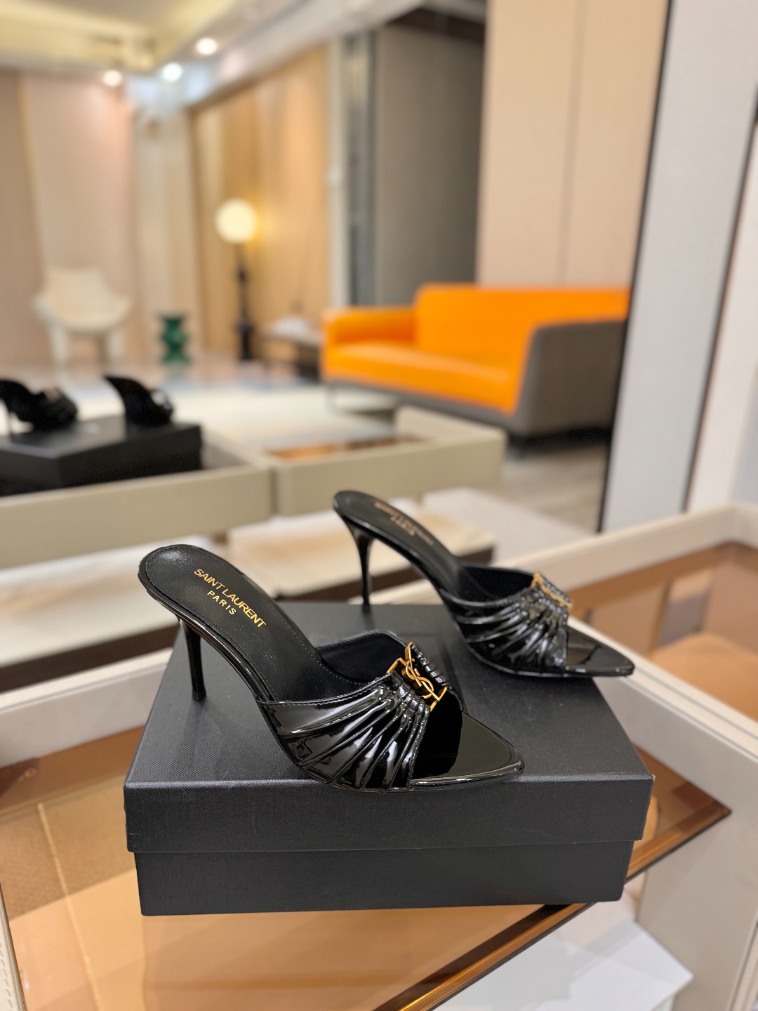 YSL「SAINT LAURENT*」 夏季新品 尖头优雅大气高跟拖鞋 —————————— 尖头设计拉长腿部线条, YSL「SAINT LAURENT*」 夏季新品 尖头优雅大气高跟拖鞋 —————————— 尖头设计拉长腿部线条,