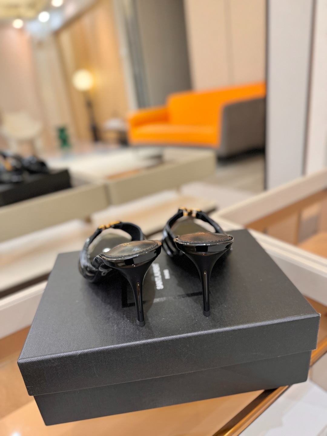 YSL「SAINT LAURENT*」 夏季新品 尖头优雅大气高跟拖鞋 —————————— 尖头设计拉长腿部线条, YSL「SAINT LAURENT*」 夏季新品 尖头优雅大气高跟拖鞋 —————————— 尖头设计拉长腿部线条,