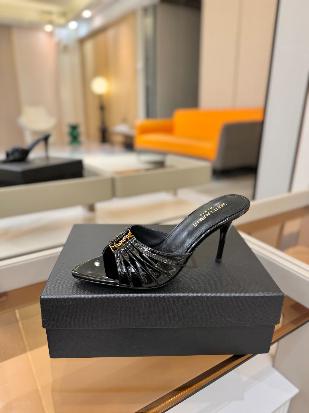 YSL「SAINT LAURENT*」  夏季新品 尖头优雅大气高跟拖鞋 ——————————  尖头设计拉长腿部线条，