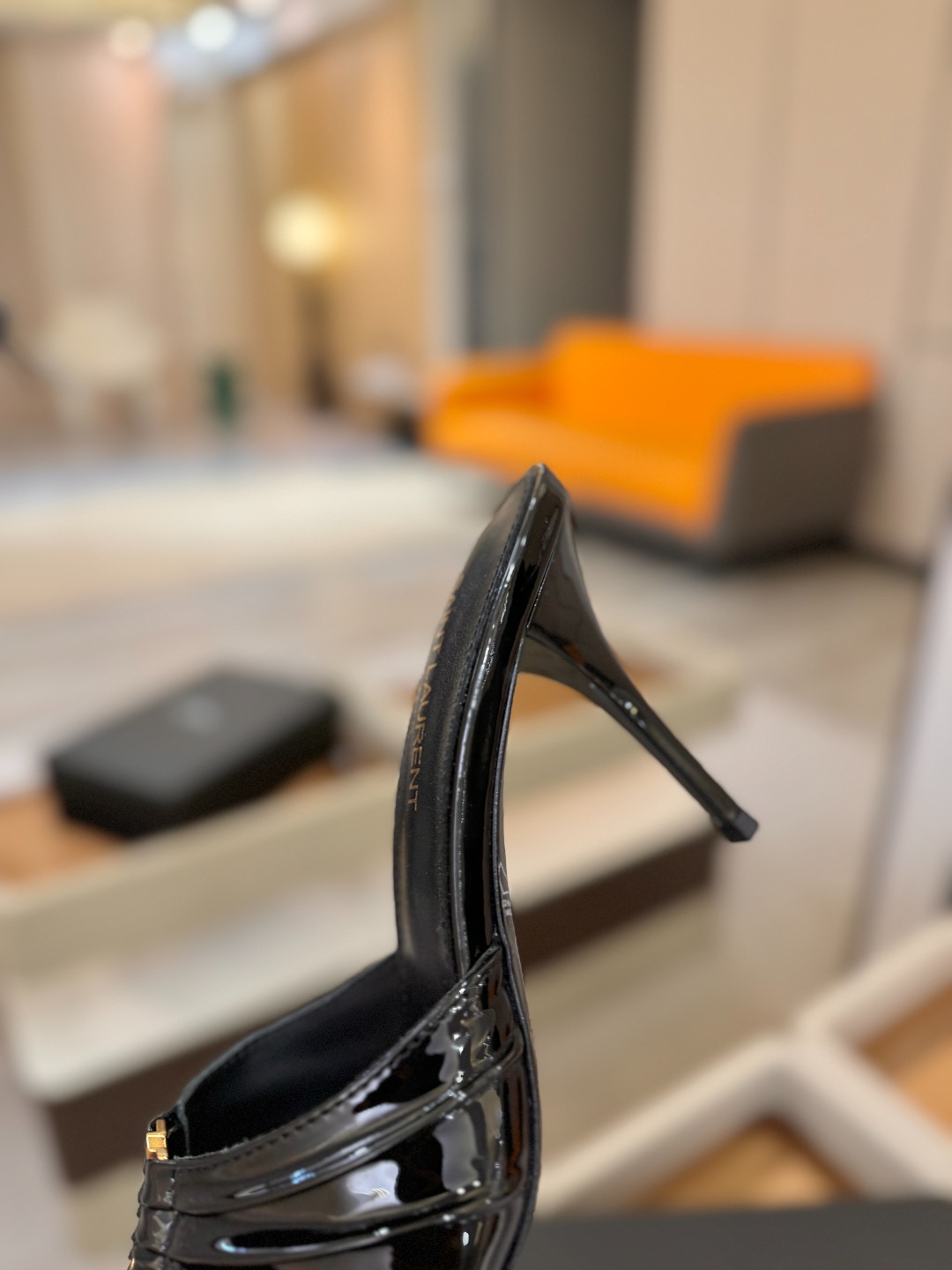 YSL「SAINT LAURENT*」 夏季新品 尖头优雅大气高跟拖鞋 —————————— 尖头设计拉长腿部线条, YSL「SAINT LAURENT*」 夏季新品 尖头优雅大气高跟拖鞋 —————————— 尖头设计拉长腿部线条,