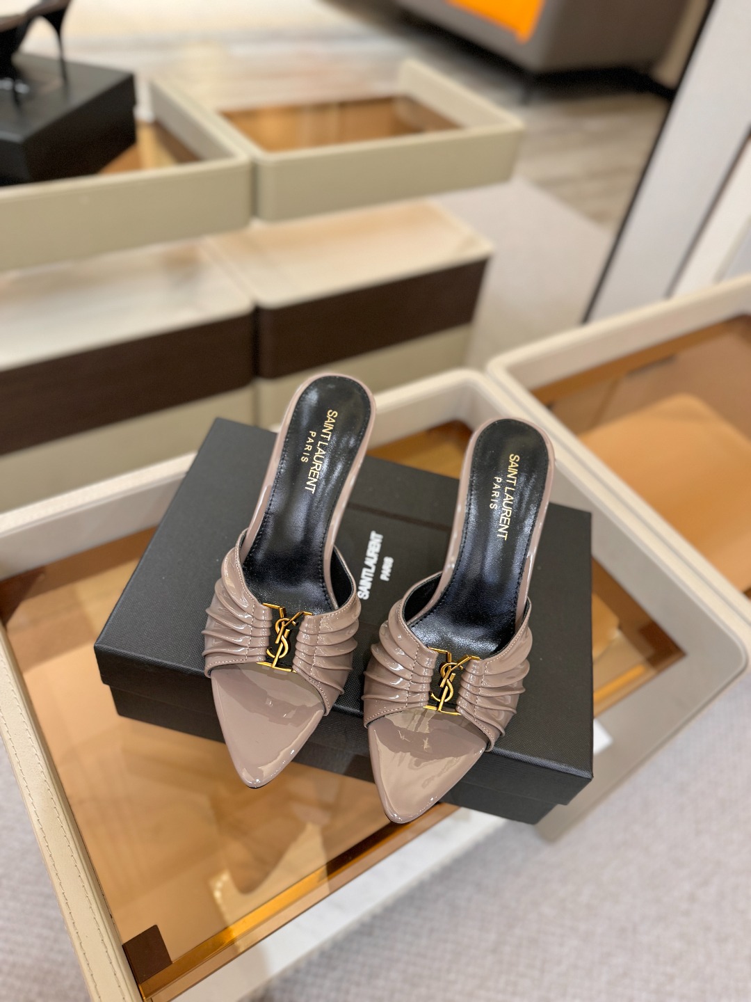YSL「SAINT LAURENT*」 夏季新品 尖头优雅大气高跟拖鞋 —————————— 尖头设计拉长腿部线条, YSL「SAINT LAURENT*」 夏季新品 尖头优雅大气高跟拖鞋 —————————— 尖头设计拉长腿部线条,