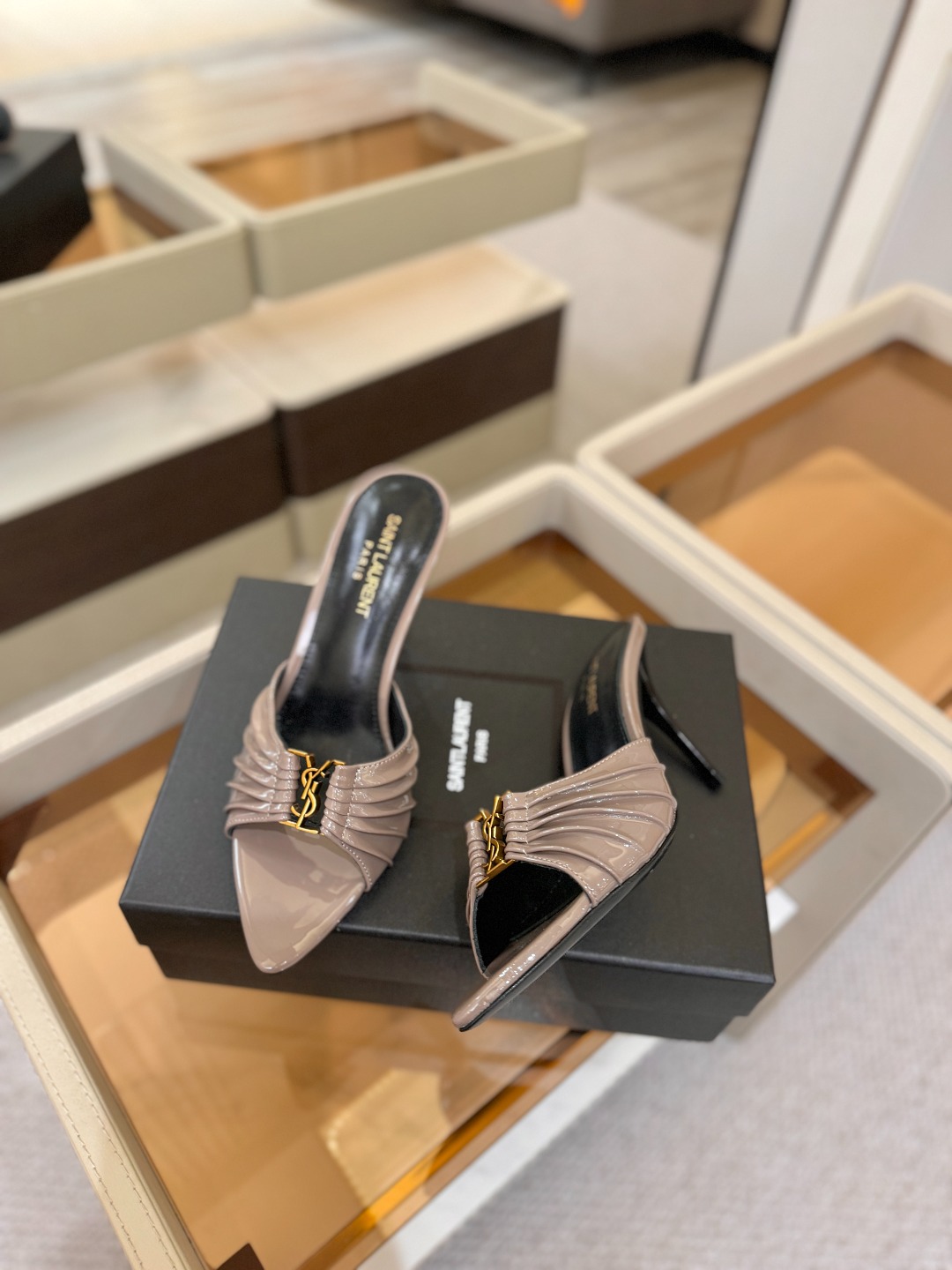 YSL「SAINT LAURENT*」 夏季新品 尖头优雅大气高跟拖鞋 —————————— 尖头设计拉长腿部线条, YSL「SAINT LAURENT*」 夏季新品 尖头优雅大气高跟拖鞋 —————————— 尖头设计拉长腿部线条,