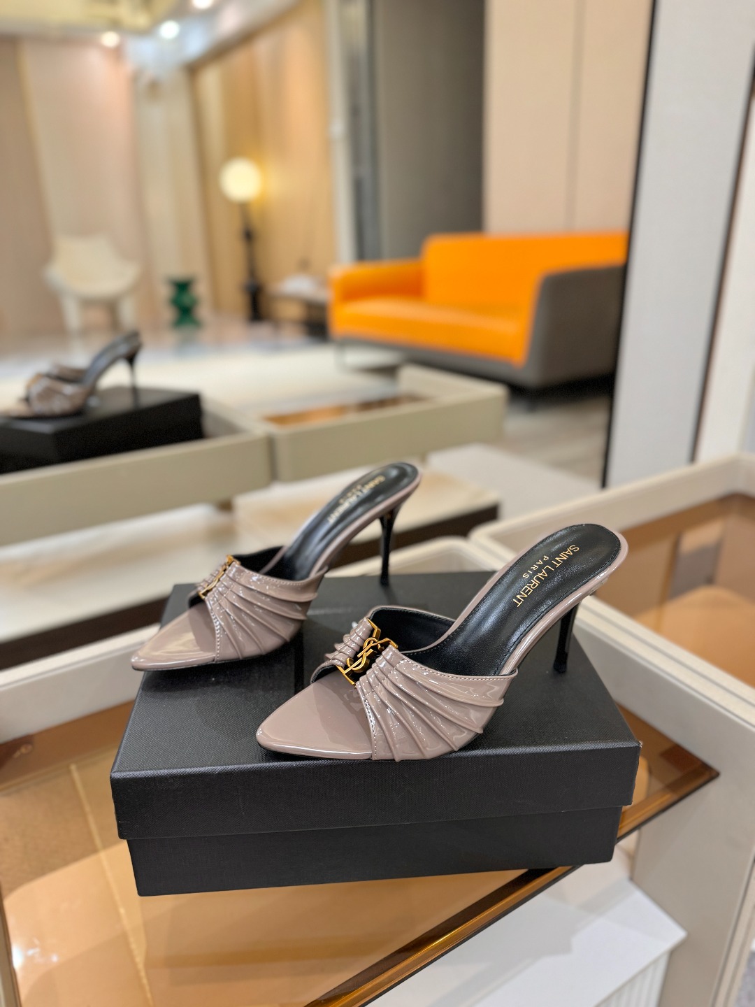 YSL「SAINT LAURENT*」 夏季新品 尖头优雅大气高跟拖鞋 —————————— 尖头设计拉长腿部线条, YSL「SAINT LAURENT*」 夏季新品 尖头优雅大气高跟拖鞋 —————————— 尖头设计拉长腿部线条,