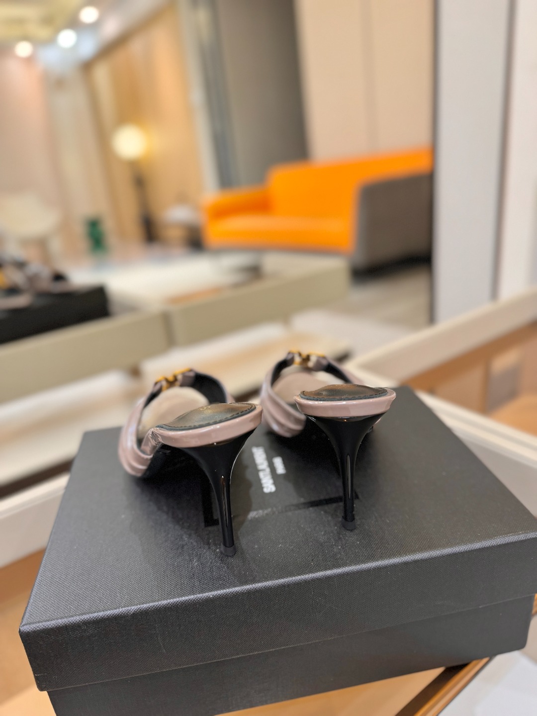YSL「SAINT LAURENT*」 夏季新品 尖头优雅大气高跟拖鞋 —————————— 尖头设计拉长腿部线条, YSL「SAINT LAURENT*」 夏季新品 尖头优雅大气高跟拖鞋 —————————— 尖头设计拉长腿部线条,