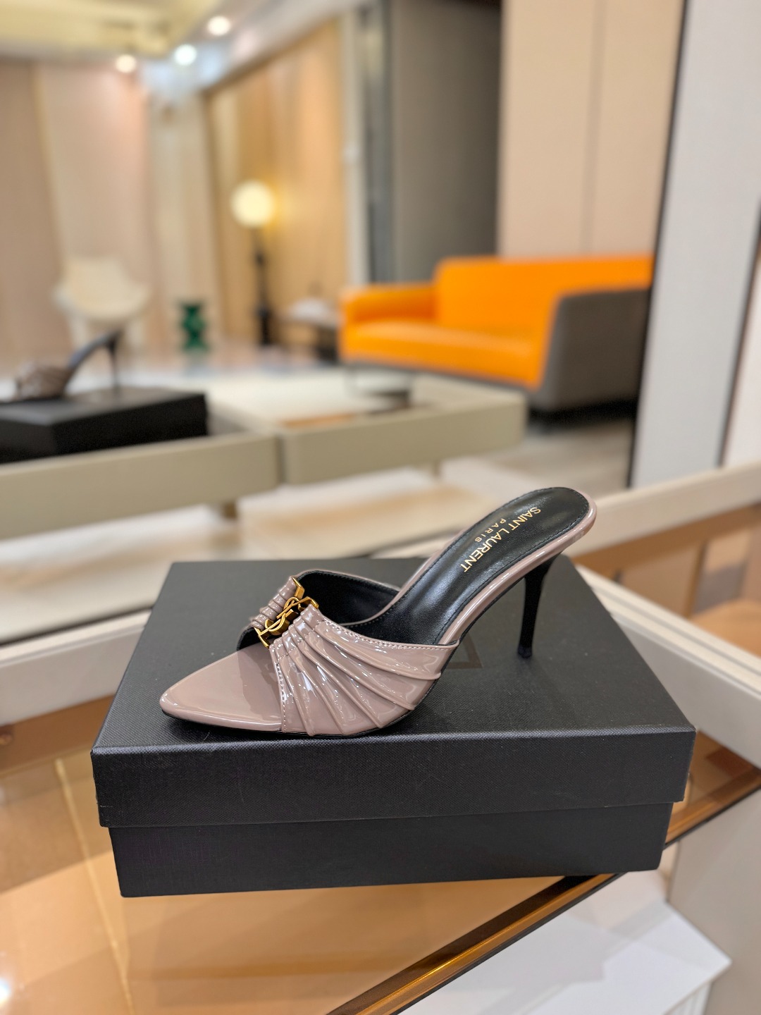 YSL「SAINT LAURENT*」  夏季新品 尖头优雅大气高跟拖鞋 ——————————  尖头设计拉长腿部线条，