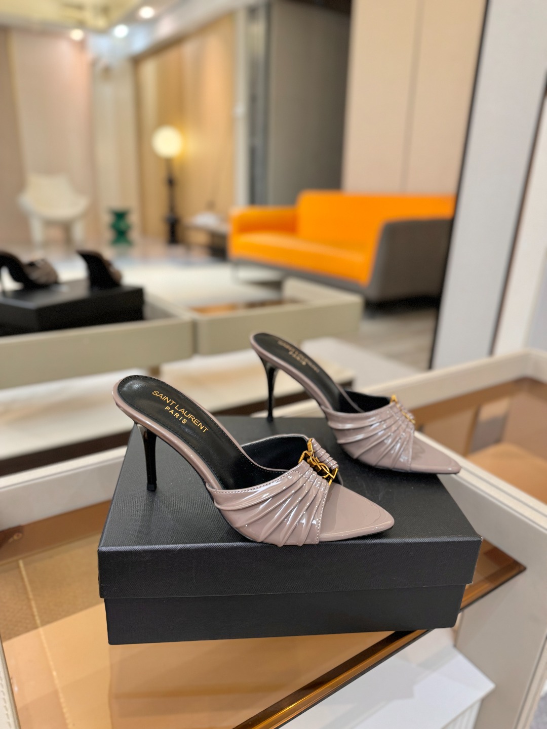 YSL「SAINT LAURENT*」 夏季新品 尖头优雅大气高跟拖鞋 —————————— 尖头设计拉长腿部线条, YSL「SAINT LAURENT*」 夏季新品 尖头优雅大气高跟拖鞋 —————————— 尖头设计拉长腿部线条,