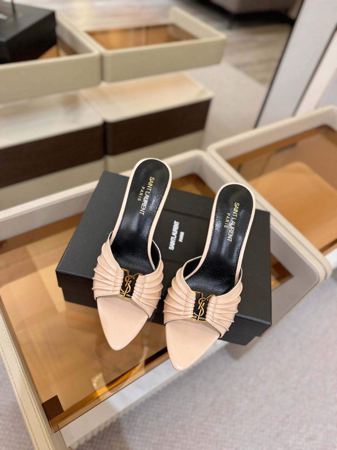 YSL「SAINT LAURENT*」  夏季新品 尖头优雅大气高跟拖鞋 ——————————  尖头设计拉长腿部线条，