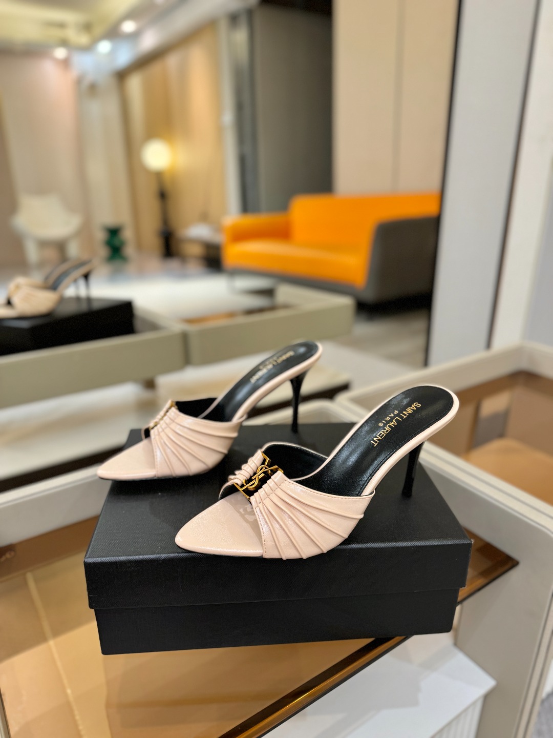 YSL「SAINT LAURENT*」  夏季新品 尖头优雅大气高跟拖鞋 ——————————  尖头设计拉长腿部线条，