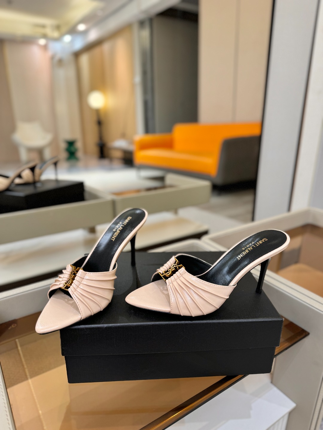 YSL「SAINT LAURENT*」  夏季新品 尖头优雅大气高跟拖鞋 ——————————  尖头设计拉长腿部线条，