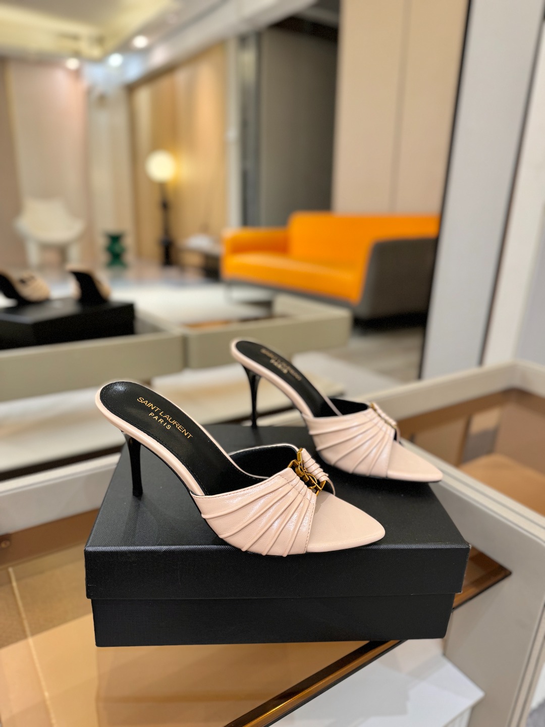 YSL「SAINT LAURENT*」  夏季新品 尖头优雅大气高跟拖鞋 ——————————  尖头设计拉长腿部线条，