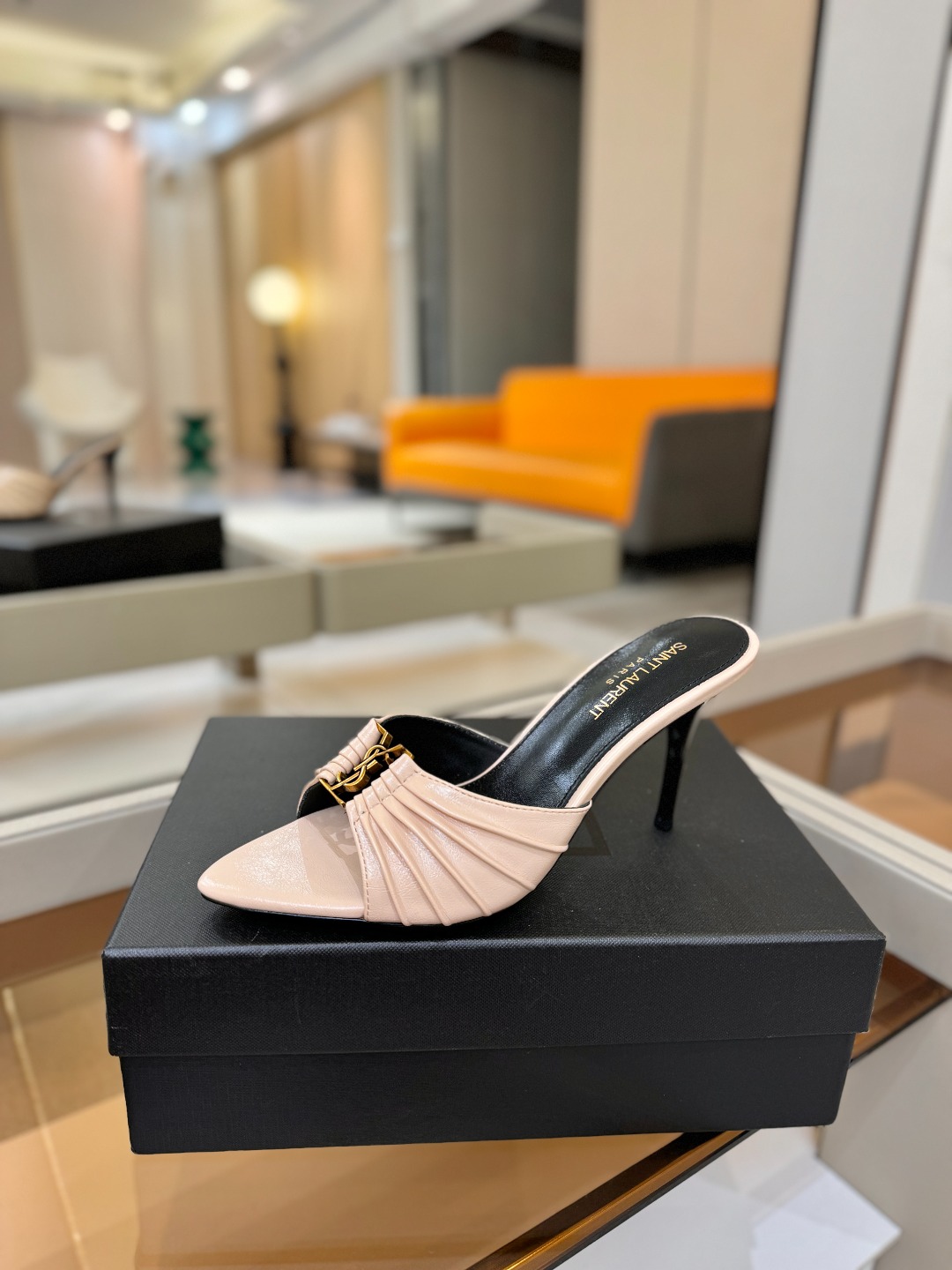 YSL「SAINT LAURENT*」  夏季新品 尖头优雅大气高跟拖鞋 ——————————  尖头设计拉长腿部线条，