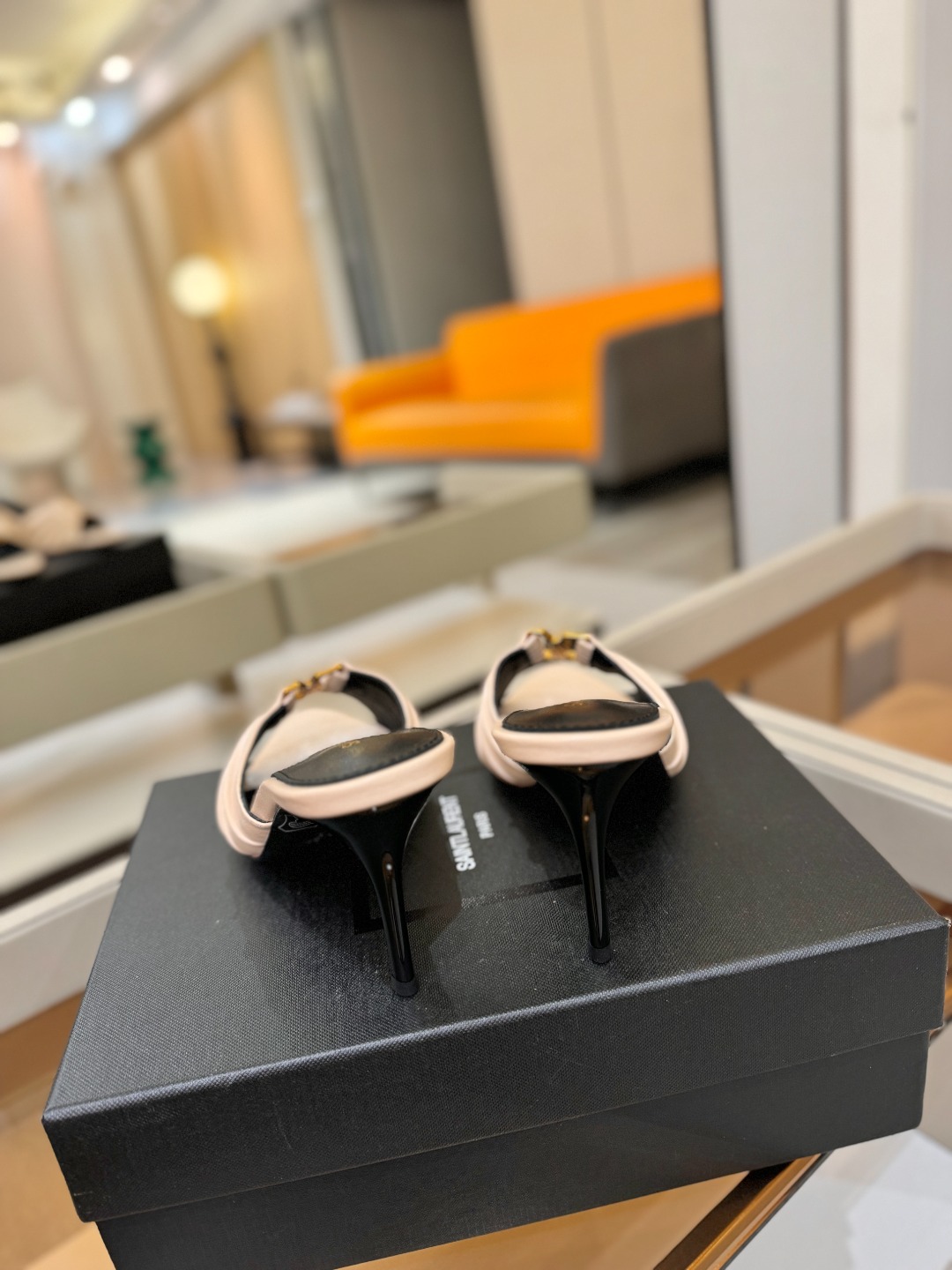 YSL「SAINT LAURENT*」  夏季新品 尖头优雅大气高跟拖鞋 ——————————  尖头设计拉长腿部线条，