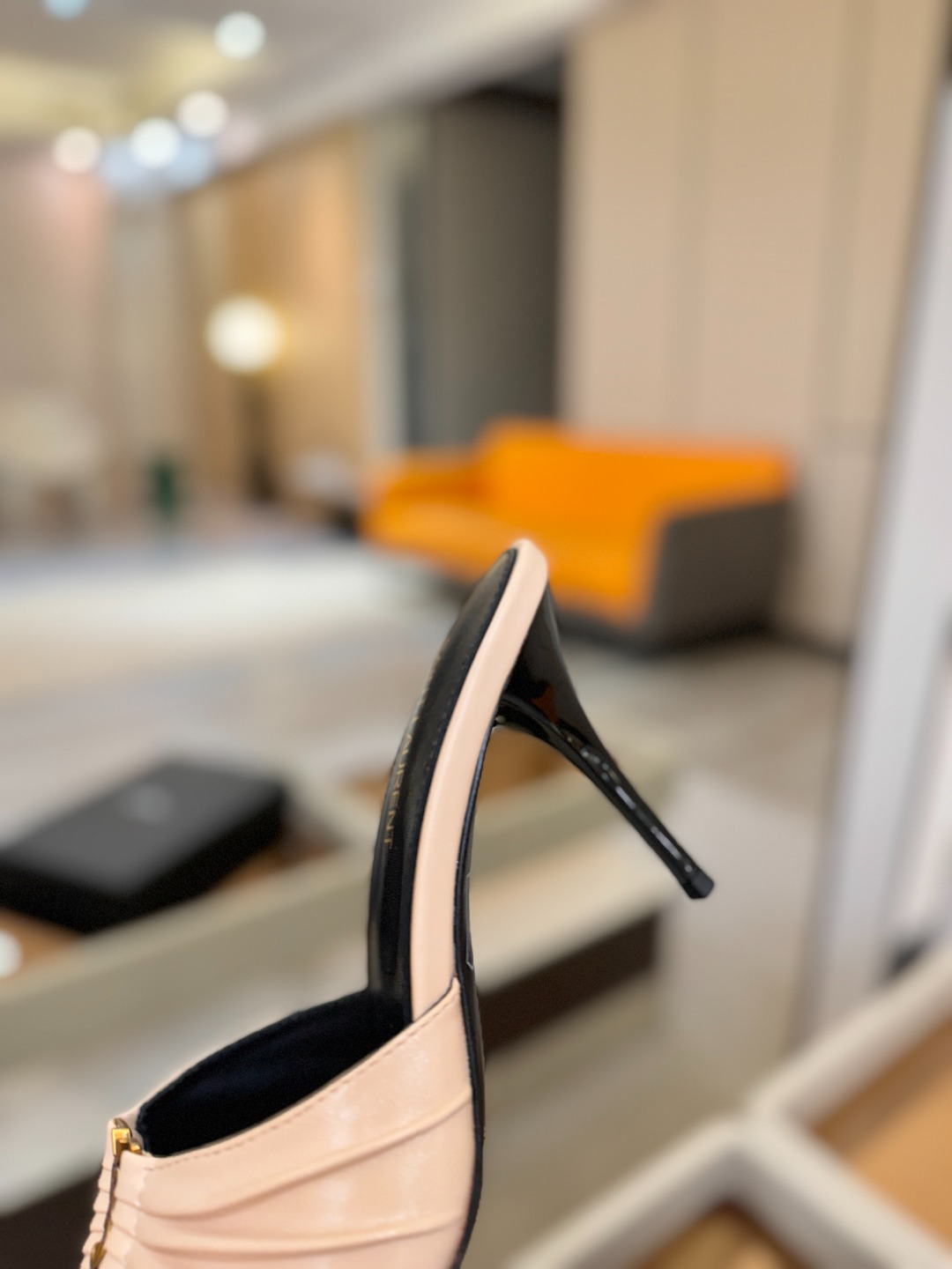 YSL「SAINT LAURENT*」  夏季新品 尖头优雅大气高跟拖鞋 ——————————  尖头设计拉长腿部线条，