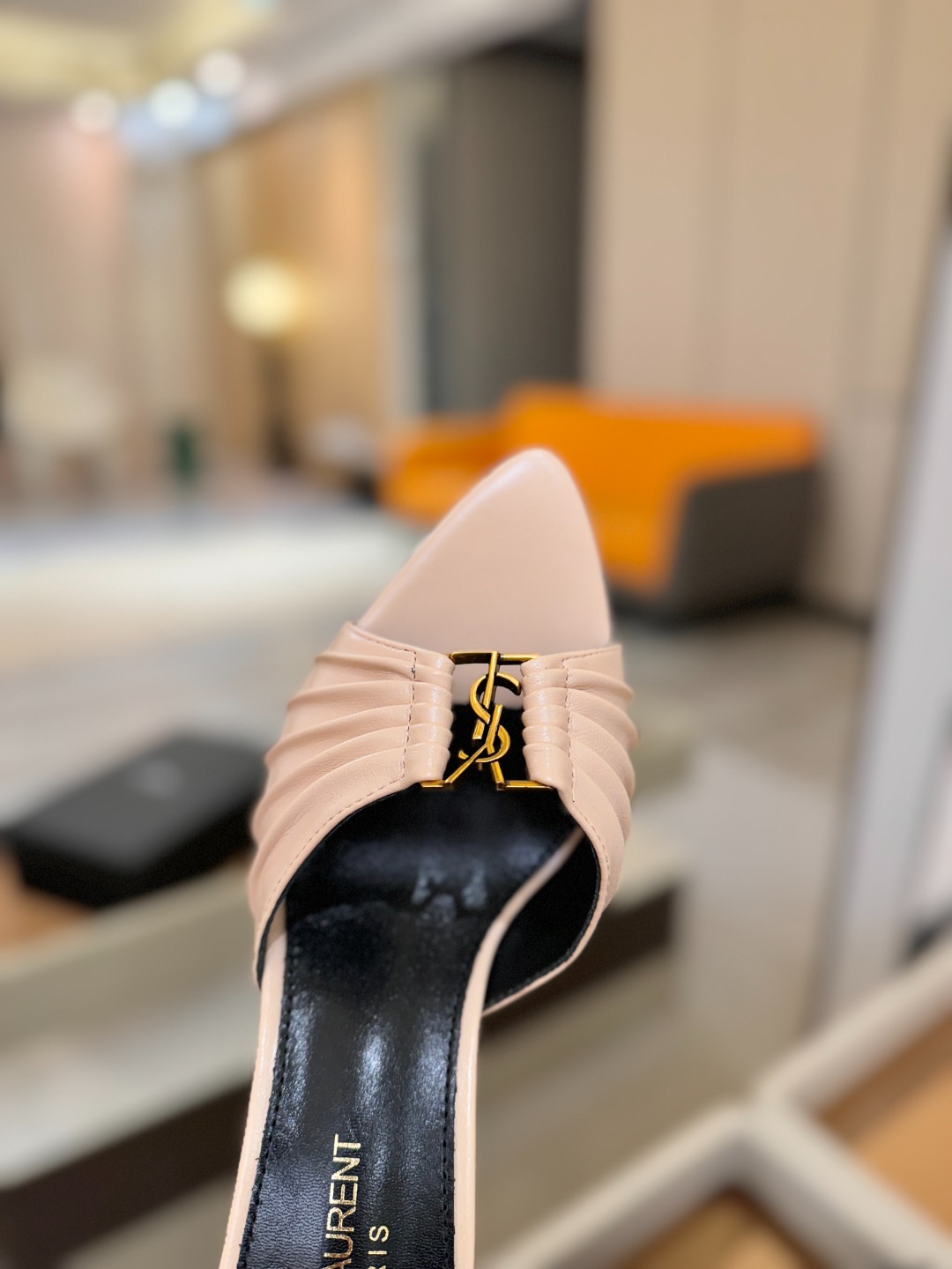 YSL「SAINT LAURENT*」  夏季新品 尖头优雅大气高跟拖鞋 ——————————  尖头设计拉长腿部线条，