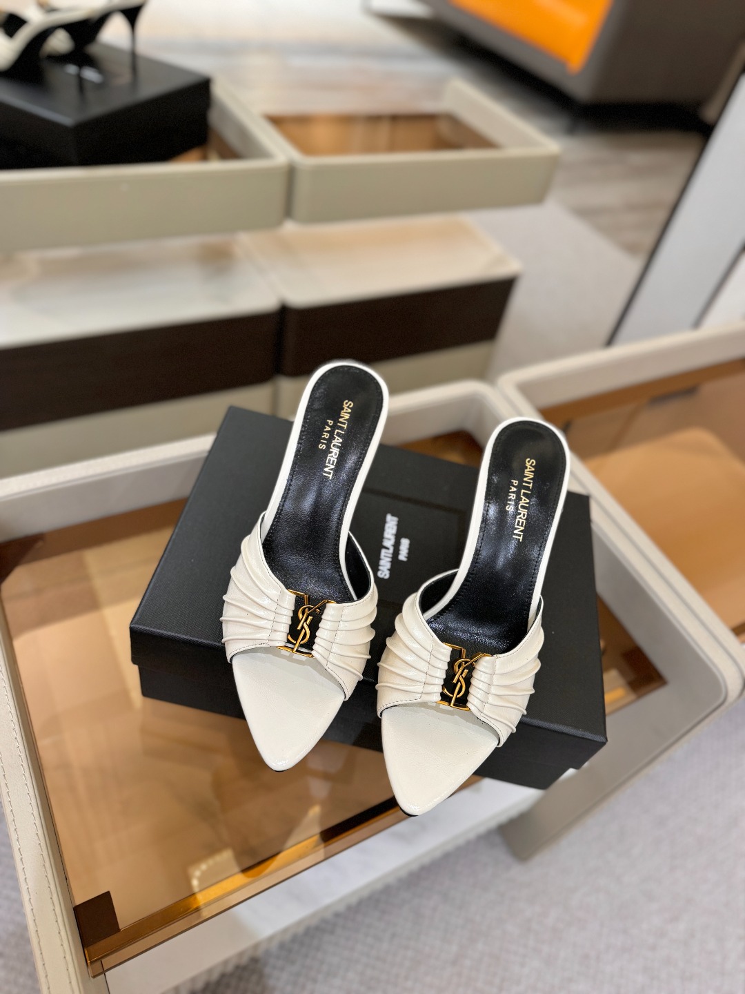 YSL「SAINT LAURENT*」 夏季新品 尖头优雅大气高跟拖鞋 —————————— 尖头设计拉长腿部线条, YSL「SAINT LAURENT*」 夏季新品 尖头优雅大气高跟拖鞋 —————————— 尖头设计拉长腿部线条,