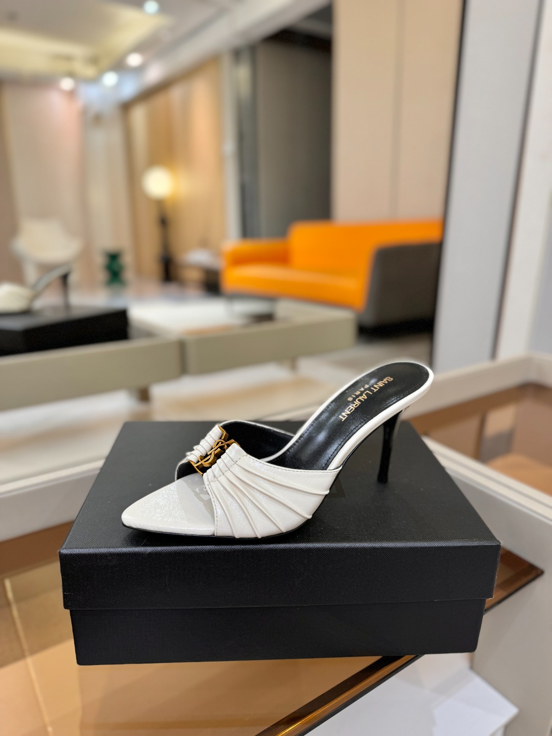 YSL「SAINT LAURENT*」  夏季新品 尖头优雅大气高跟拖鞋 ——————————  尖头设计拉长腿部线条，