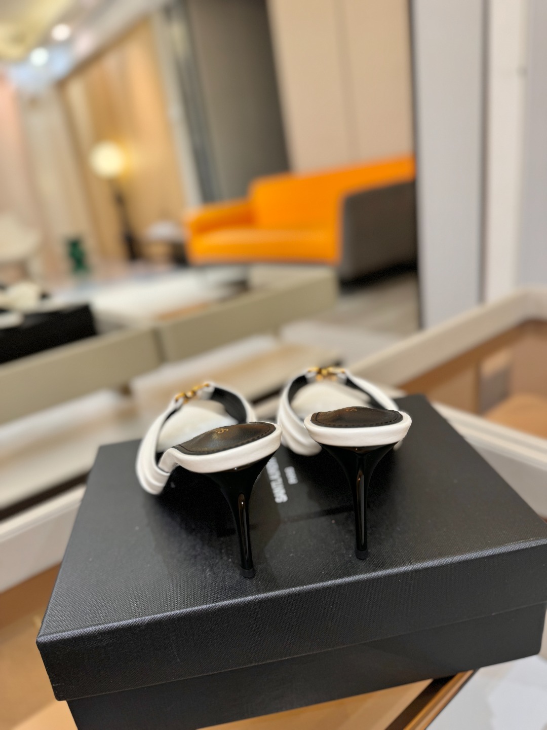 YSL「SAINT LAURENT*」 夏季新品 尖头优雅大气高跟拖鞋 —————————— 尖头设计拉长腿部线条, YSL「SAINT LAURENT*」 夏季新品 尖头优雅大气高跟拖鞋 —————————— 尖头设计拉长腿部线条,