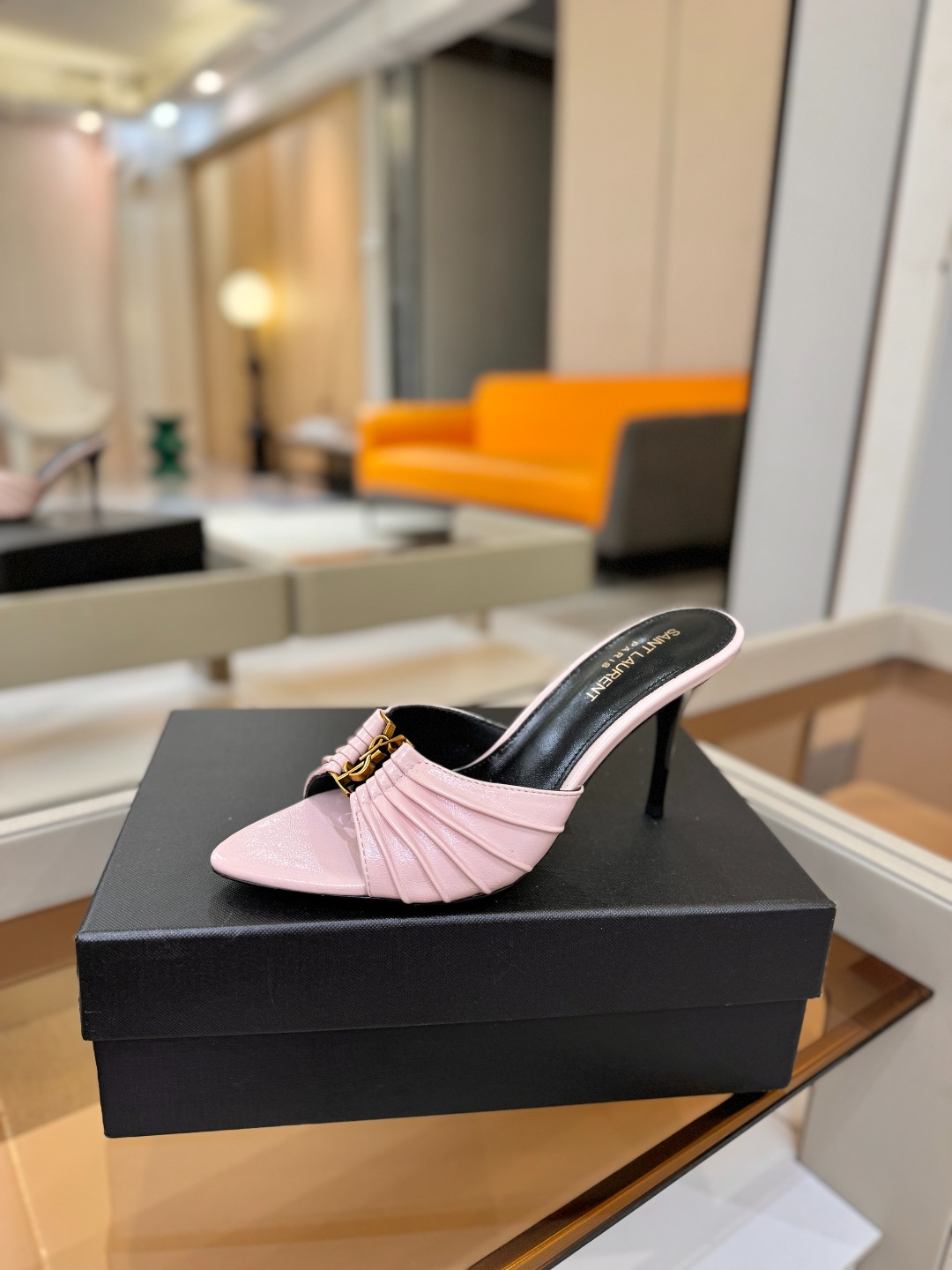 YSL「SAINT LAURENT*」  夏季新品 尖头优雅大气高跟拖鞋 ——————————  尖头设计拉长腿部线条，