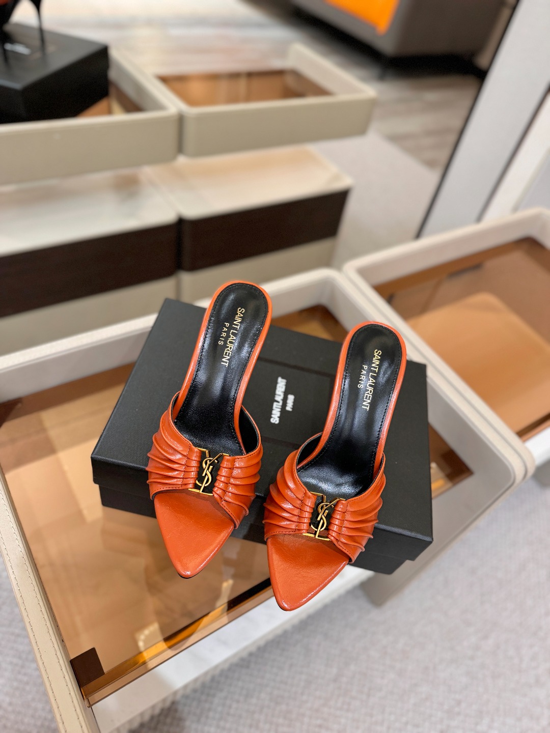 YSL「SAINT LAURENT*」 夏季新品 尖头优雅大气高跟拖鞋 —————————— 尖头设计拉长腿部线条, YSL「SAINT LAURENT*」 夏季新品 尖头优雅大气高跟拖鞋 —————————— 尖头设计拉长腿部线条,