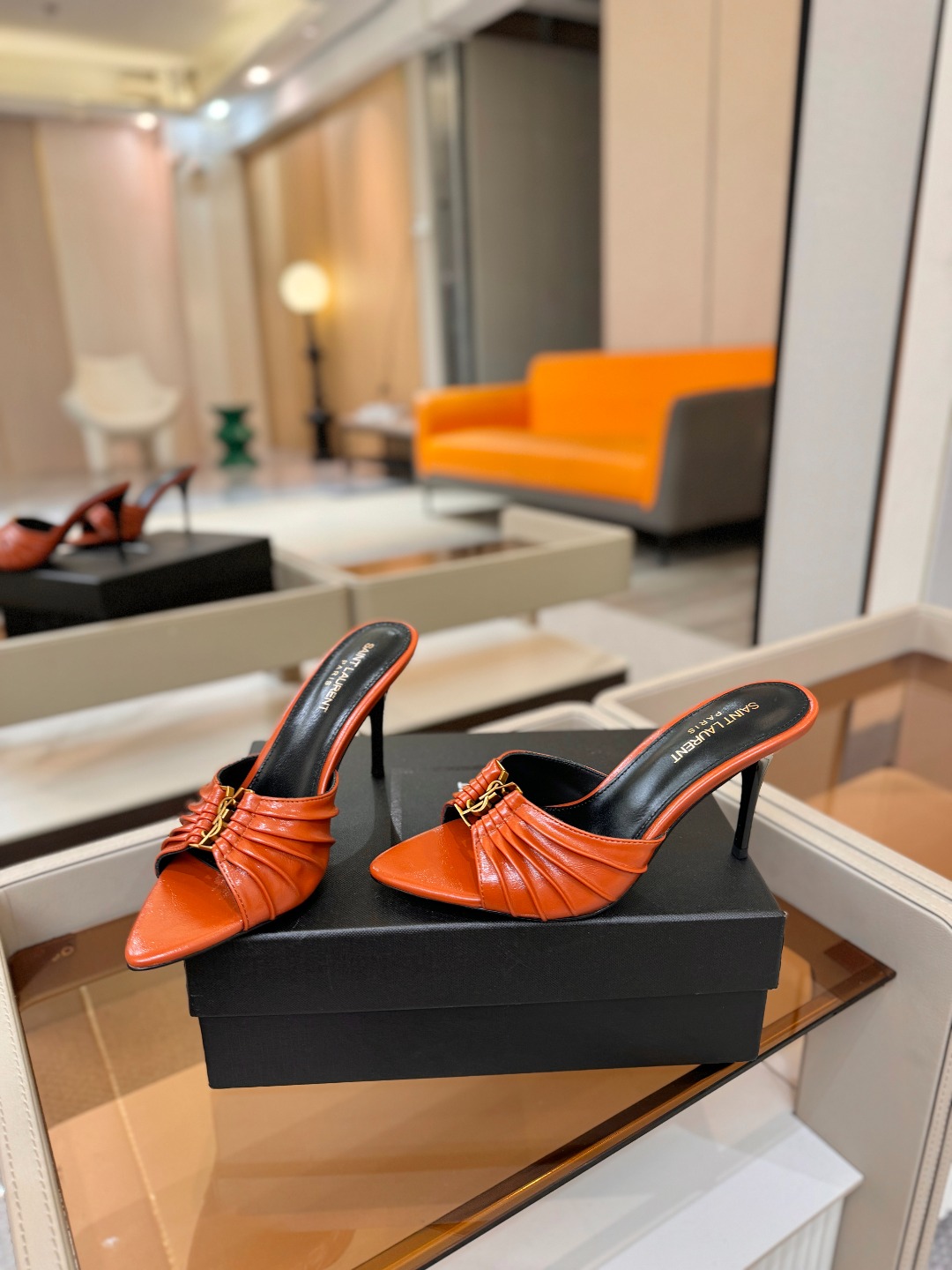 YSL「SAINT LAURENT*」 夏季新品 尖头优雅大气高跟拖鞋 —————————— 尖头设计拉长腿部线条, YSL「SAINT LAURENT*」 夏季新品 尖头优雅大气高跟拖鞋 —————————— 尖头设计拉长腿部线条,