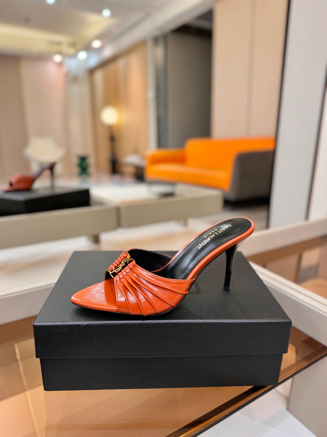 YSL「SAINT LAURENT*」  夏季新品 尖头优雅大气高跟拖鞋 ——————————  尖头设计拉长腿部线条，