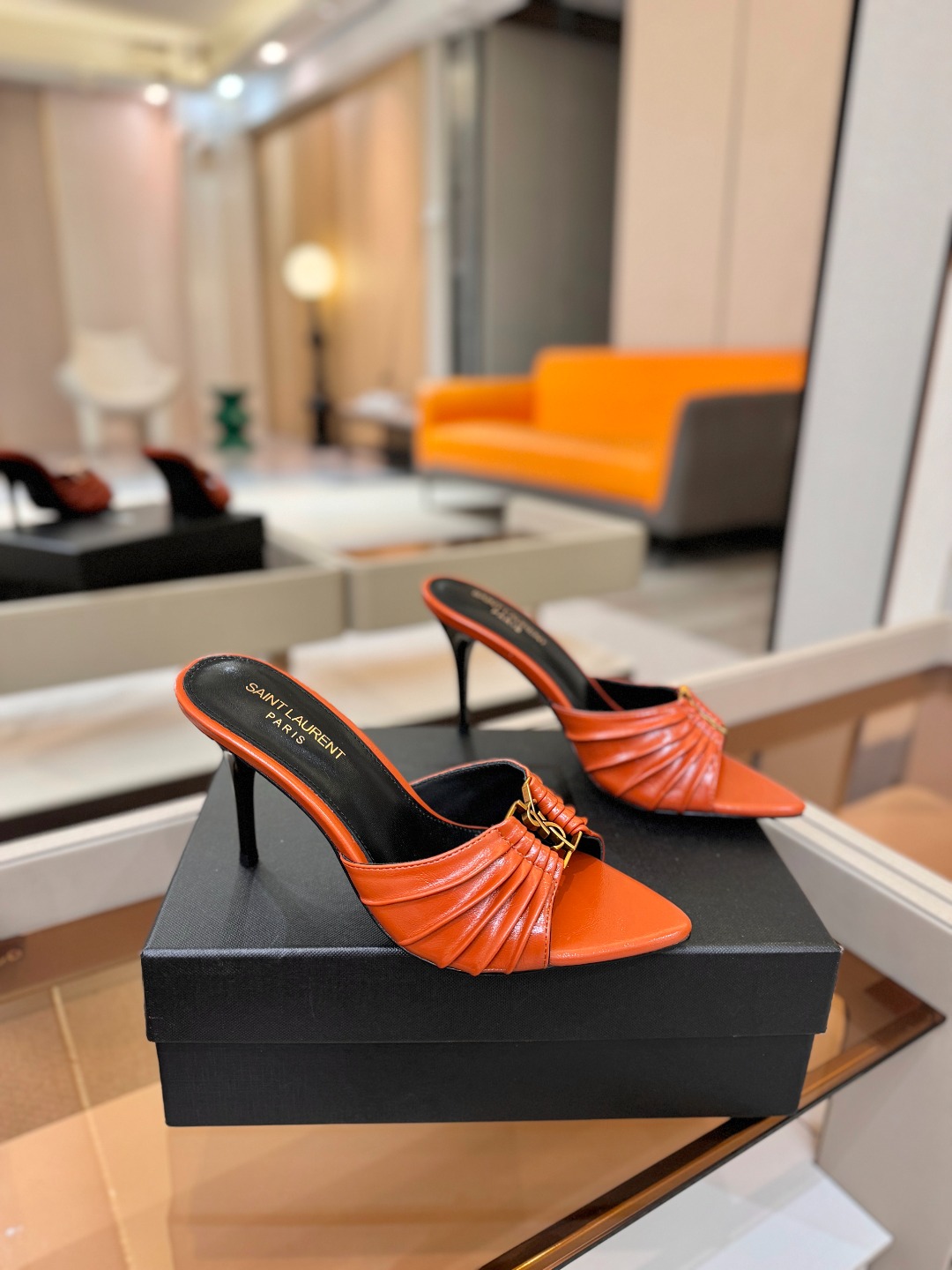 YSL「SAINT LAURENT*」 夏季新品 尖头优雅大气高跟拖鞋 —————————— 尖头设计拉长腿部线条, YSL「SAINT LAURENT*」 夏季新品 尖头优雅大气高跟拖鞋 —————————— 尖头设计拉长腿部线条,