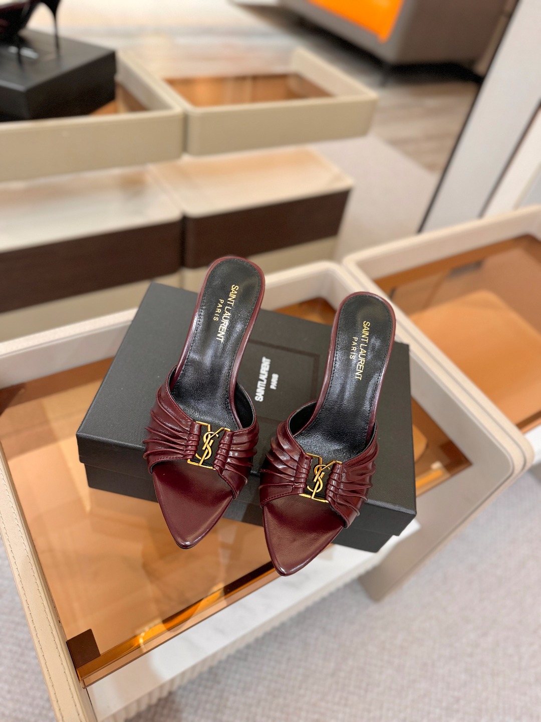 YSL「SAINT LAURENT*」 夏季新品 尖头优雅大气高跟拖鞋 —————————— 尖头设计拉长腿部线条, YSL「SAINT LAURENT*」 夏季新品 尖头优雅大气高跟拖鞋 —————————— 尖头设计拉长腿部线条,